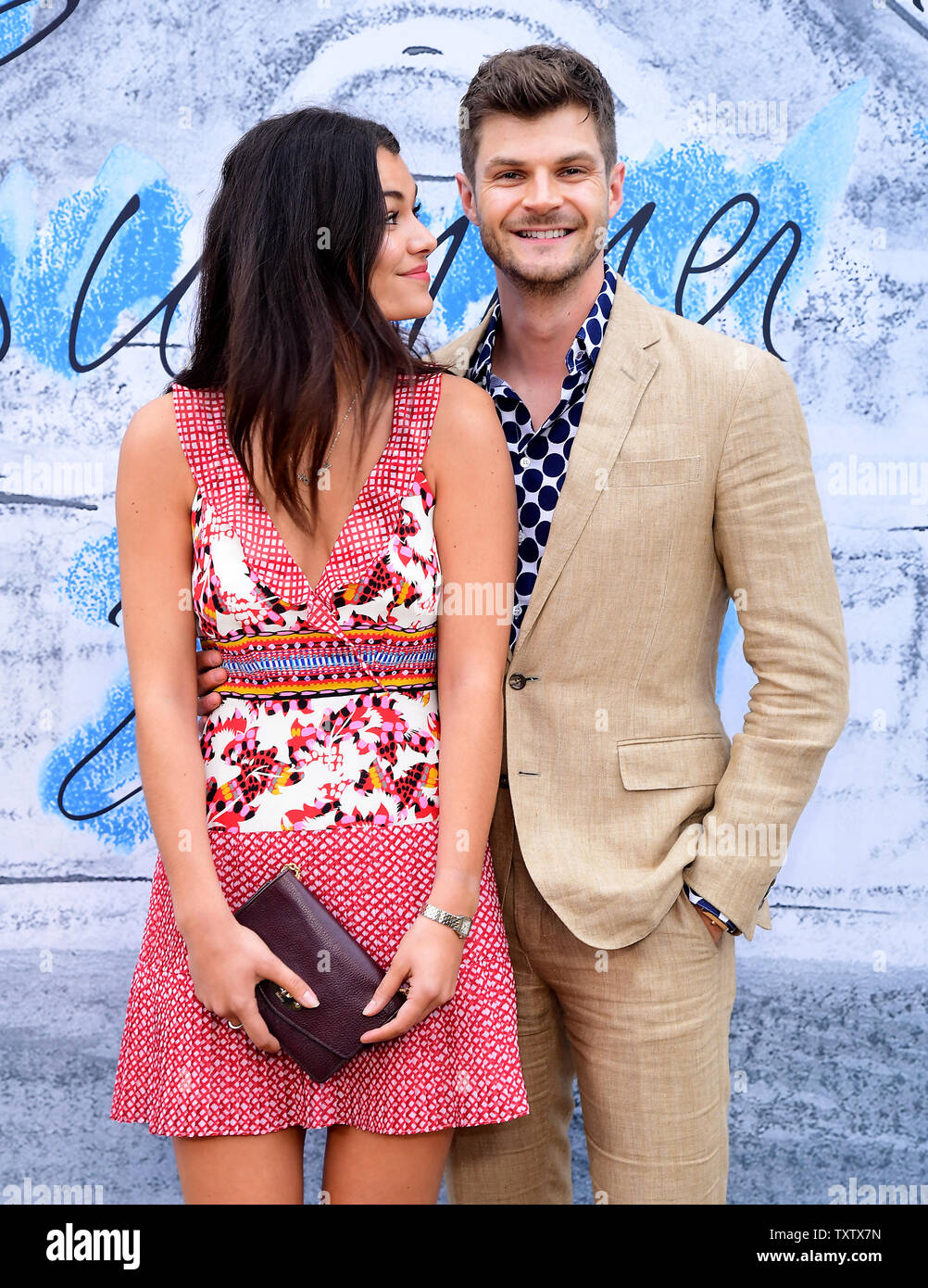 Jim Chapman und Sarah Tarleton die Teilnahme an der Summer Party 2019 von Serpentine Galerien & Chanel in der Serpentine Galerien, Kensington Gardens, London präsentiert. Stockfoto