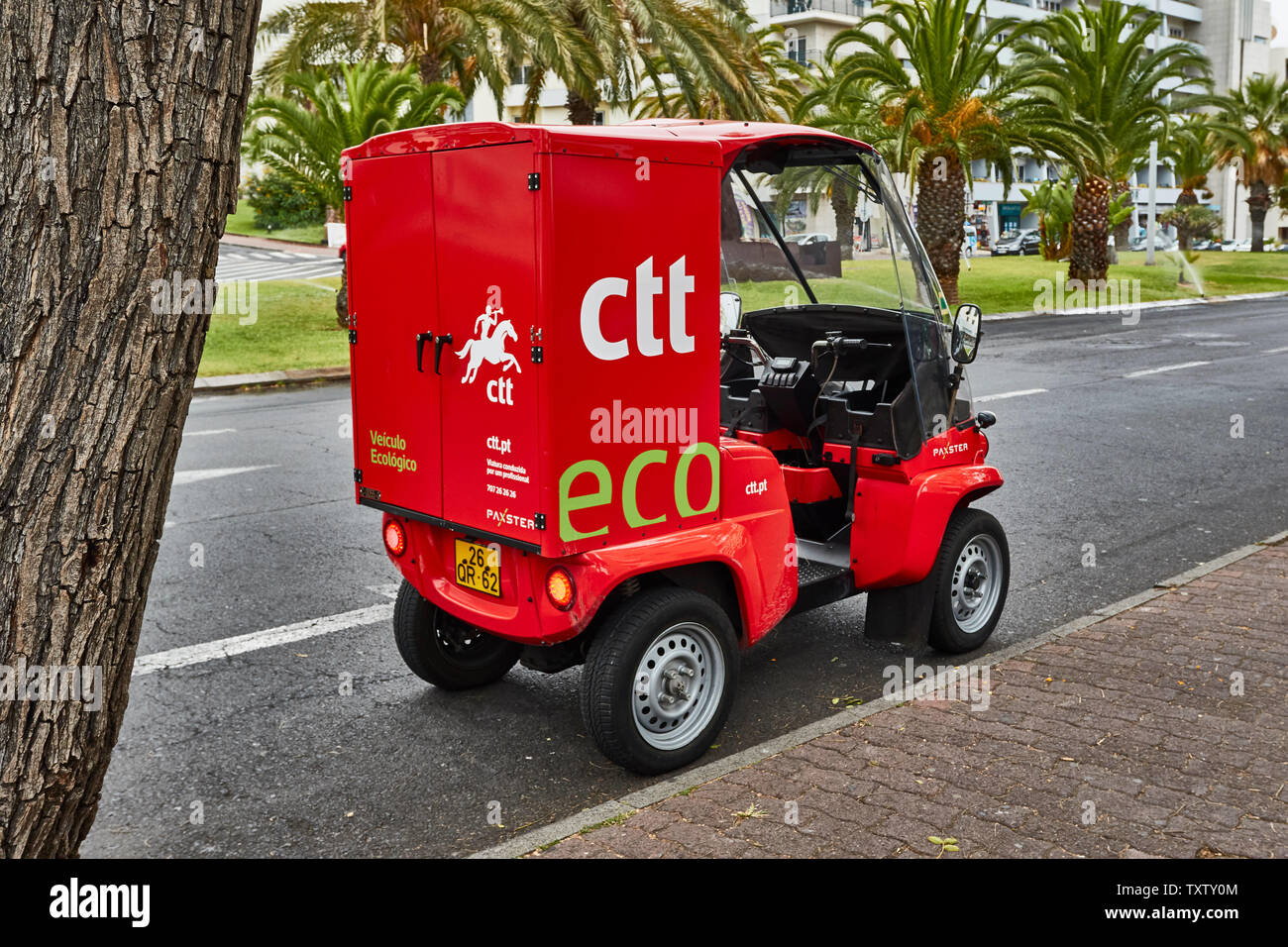 Red umweltfreundlicher Eco-Fahrzeug von der Post in Funchal, Madeira, Portugal, Europäische Union Stockfoto