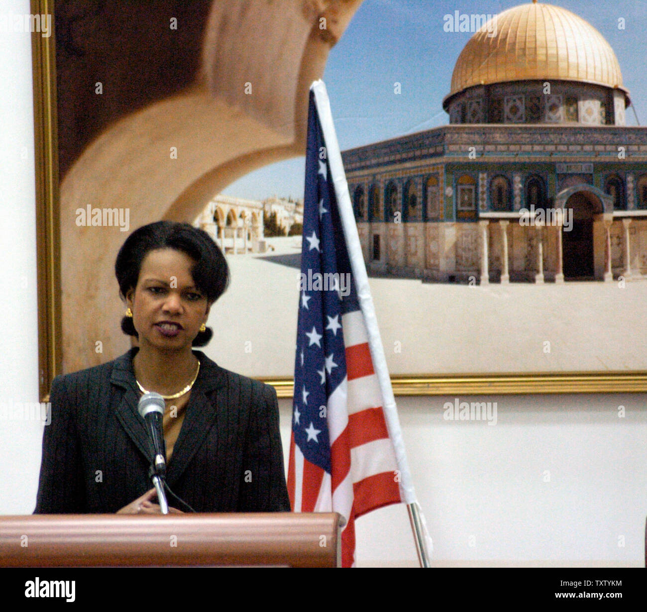 US-Außenministerin Condoleezza Rice und dem palästinensischen Präsidenten Mahmoud Abbas (NICHT ABGEBILDET) eine gemeinsame Pressekonferenz in die muqata in Ramallah, West Bank, 7. Februar 2005 teil. Außenministerin Rice versprach, amerikanische Engagement für die Road Map und arbeiten für den Frieden mit den Israelis und Palästinenser. (UPI Foto/Debbie Hill) Stockfoto