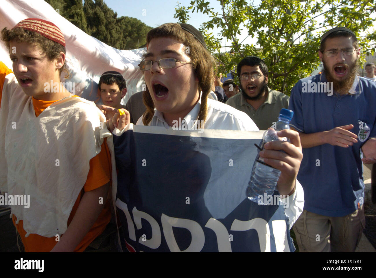 Israelische Siedler shout Slogans gegen israelische Premierminister Ariel Sharons Plan alle jüdischen Siedlungen aus dem Gazastreifen bei einer Demonstration in der Nähe der Knesset, dem israelischen Parlament, in Jerusalem, 28. März 2005 zu entfernen. Die Knesset lehnt den gesetzentwurf heute auf einen Rückzug Referendum durch eine Stimme von 72-39, entfernen Sie eine letzte Hindernis für den Abzug für Juli geplant. (UPI Foto/Debbie Hill) Stockfoto