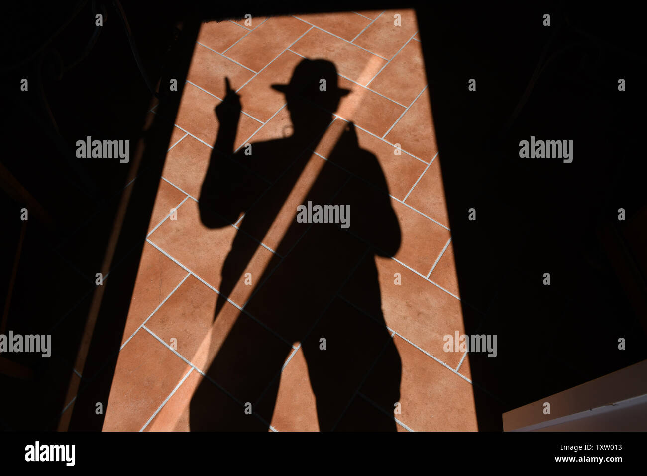 Schatten von einem Mann an der Tür Stockfoto