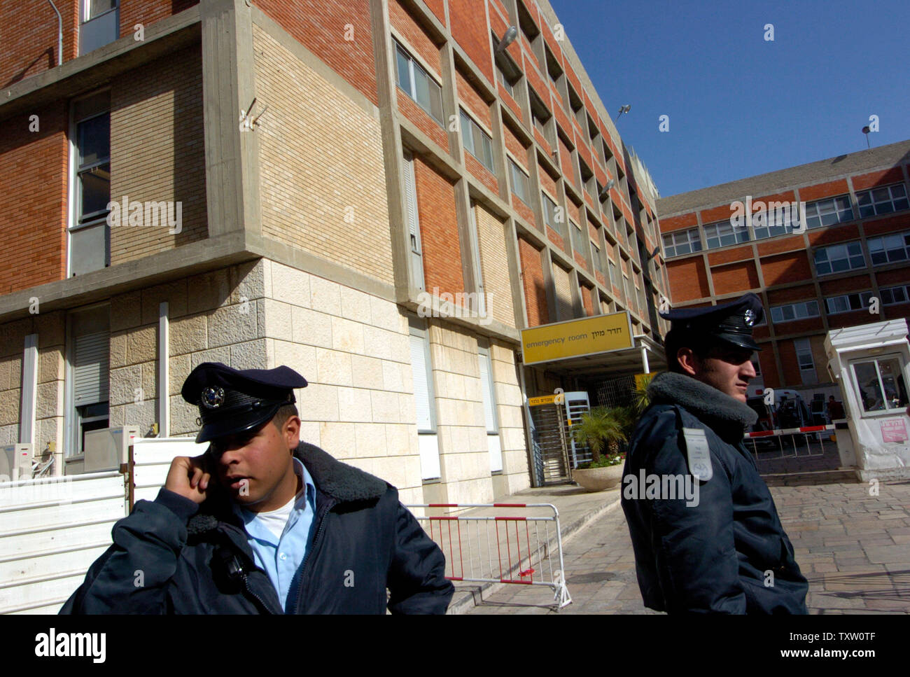 Die israelische Polizei stehen außerhalb der Hadassah Ein Kerem Hospital in Jerusalem, wo der israelische Premierminister Ariel Sharon in schweren bleibt, aber stabilen Zustand nach einem Schlaganfall Mittwoch Nacht, 5. Januar 2005. Dr. Shlomo Mor-Yosef sagte, dass Sharon intensive Chirurgie weit verbreitete Blutungen in seinem Gehirn zu stoppen überlebt, ist aber schwer zu einer respiratorischen System angeschlossen und Sediert. (UPI Foto/Debbie Hill) Stockfoto