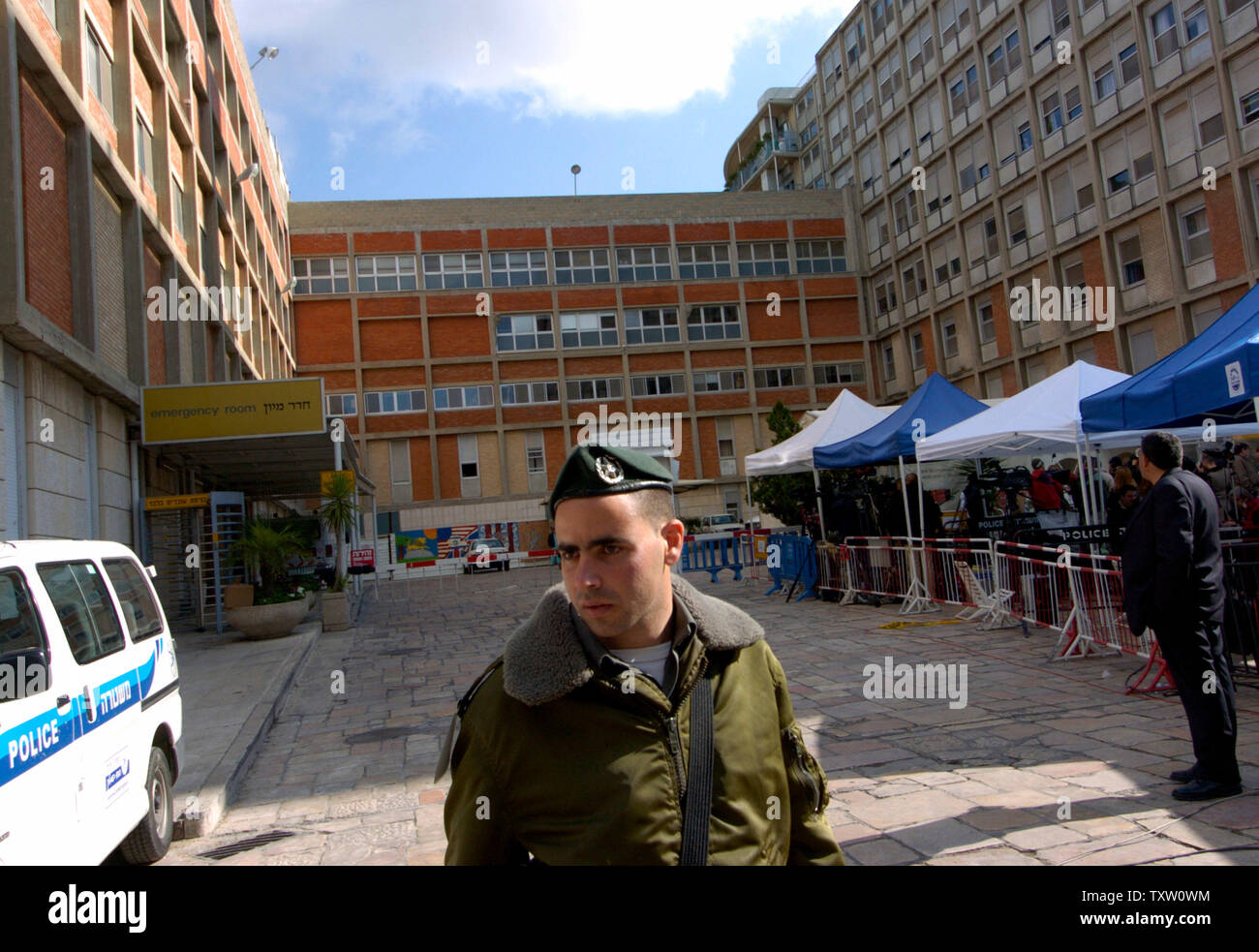 Eine israelische Polizisten bewacht den Eingang an der Hadassah Krankenhaus, in dem der israelische Premierminister Ariel Sharon in der Intensivmedizin bleibt, in Ein Kerem, Jerusalem am 7. Januar 2006. Sharon wurde gestern eine dritte Operation intra zu entlasten intrakranialer Druck nach einem Schlaganfall auf Mittwoch Nacht. (UPI Foto/Debbie Hill) Stockfoto