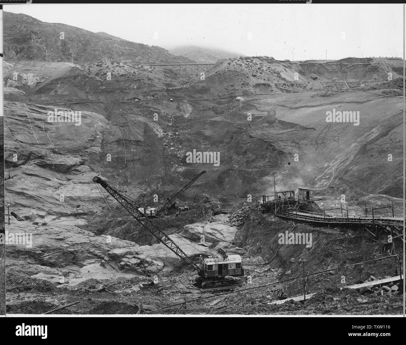 Vier - Panorama von Osten grabungsfläche von East Bank fangdamms.; Umfang und Inhalt: Foto aus Band 2 einer Reihe von Fotoalben Dokumentation der Bau des Grand Coulee Dam und die damit verbundenen Arbeiten auf dem Columbia Basin Project. Allgemeine Hinweise: Dieses Bild ist Teil einer Panoramaaussicht, die Artikel 924 bis 927. Das ursprüngliche Bild misst ungefähr 36 cm in der Breite. Stockfoto