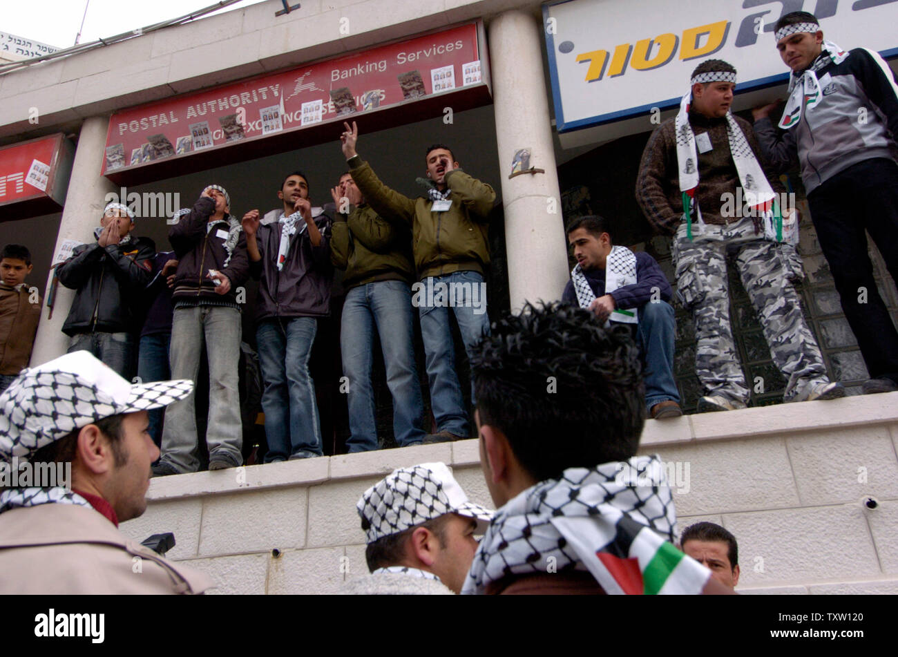 Palästinensische jugendliche Gesang außerhalb einer Post für die Wahllokale in Ost Jerusalem, 25. Januar 2006, als 1,34 Millionen Palästinenser zu den Abstimmungen in der ersten legislativen Rat Wahlen in einem Jahrzehnt gehen. (UPI Foto/Debbie Hill) Stockfoto