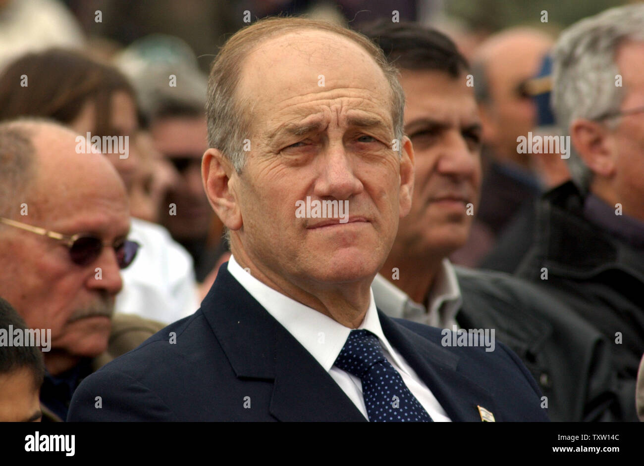 Der israelische Ministerpräsident Ehud Olmert besucht einen Baum einpflanzen Zeremonie für die Tu B Hadorot hvat Baum im Park, Latrun, 13. Februar 2006. Israelis Bäume pflanzen auf hvat jüdische Feiertag des säkularen Tu B. (UPI Foto/Debbie Hill) Stockfoto