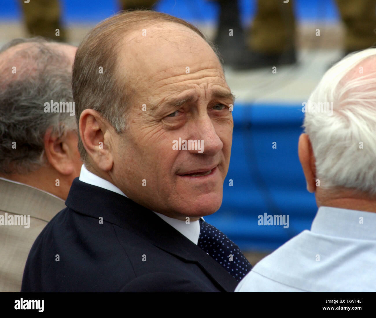 Der israelische Ministerpräsident Ehud Olmert besucht einen Baum einpflanzen Zeremonie für die Tu B Hadorot hvat Baum im Park, Latrun, 13. Februar 2006. Israelis Bäume pflanzen auf hvat jüdische Feiertag des säkularen Tu B. (UPI Foto/Debbie Hill) Stockfoto