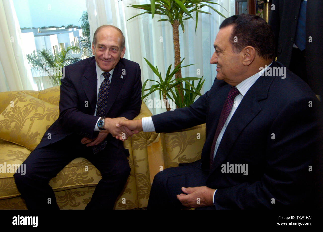 Der ägyptische Präsident Hosni Mubarak trifft der israelische Ministerpräsident Ehud Olmert im Sinai Resort Sharm el-Sheikh, Ägypten, 4. Juni 2006. (UPI Foto/Debbie Hill) Stockfoto