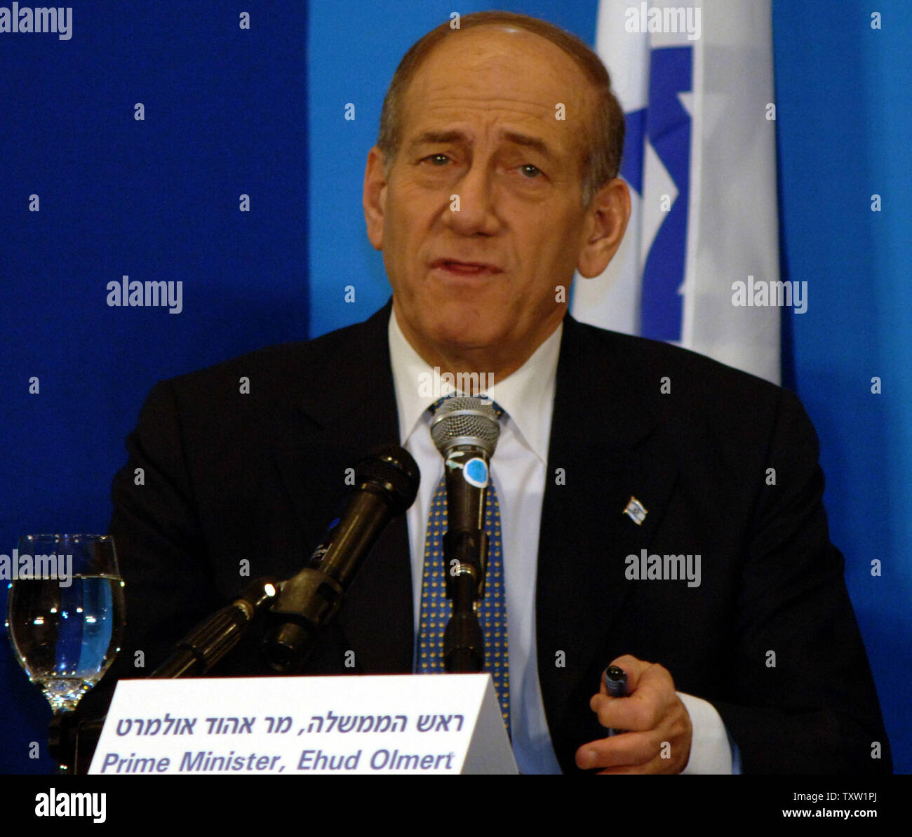 Der israelische Ministerpräsident Ehud Olmert bei einem Treffen mit ausländischen Medien in Jerusalem, 10. Juli 2006. Der Ministerpräsident bekräftigte seine Haltung, dass Israel nicht mit der Hamas auf die Freilassung der entführten Unteroffizier Gilat Shalit verhandeln. (UPI Foto/Joerg Waizmann) Stockfoto