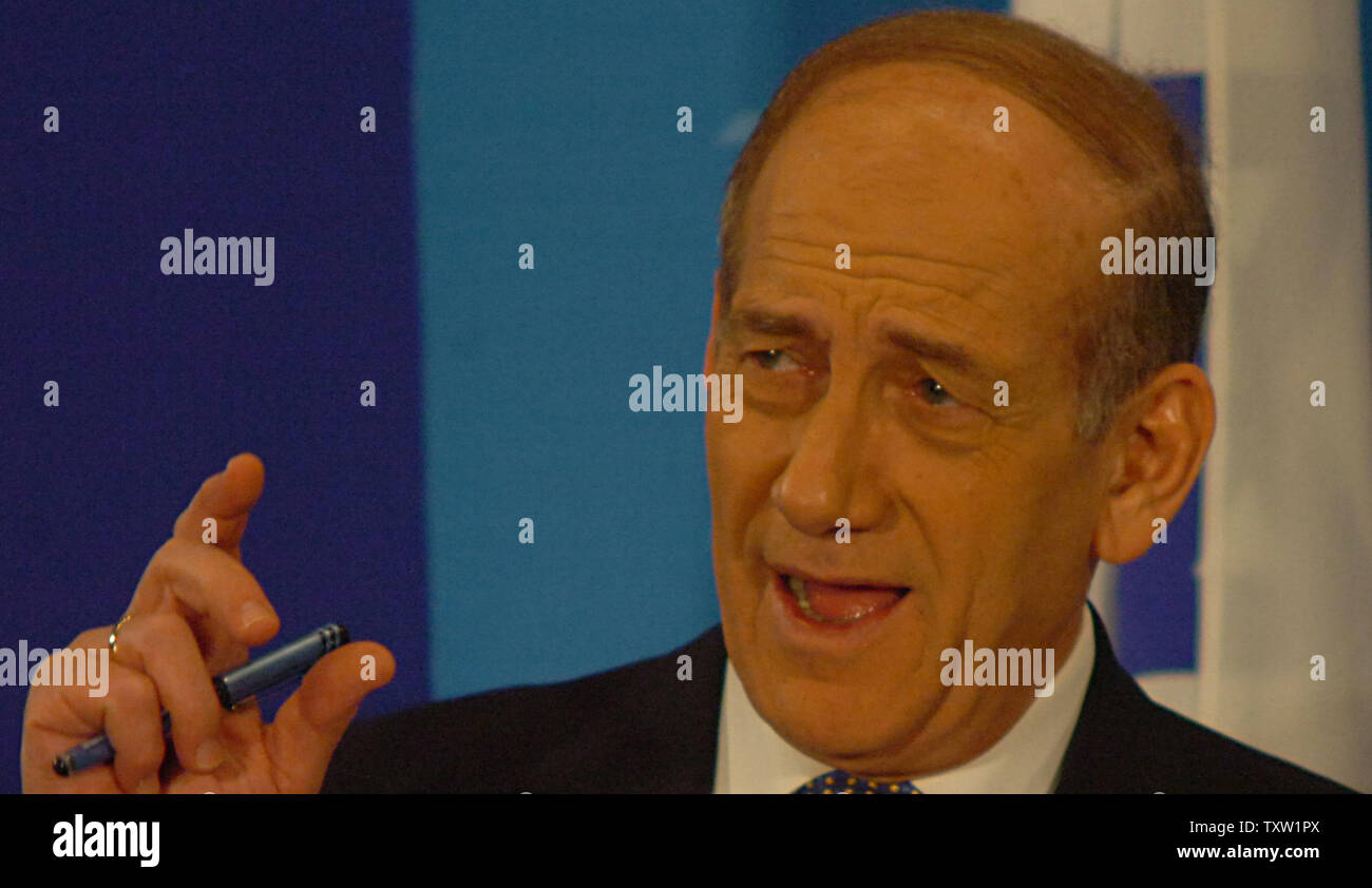 Der israelische Ministerpräsident Ehud Olmert bei einem Treffen mit ausländischen Medien in Jerusalem, 10. Juli 2006. Der Ministerpräsident bekräftigte seine Haltung, dass Israel nicht mit der Hamas auf die Freilassung der entführten Unteroffizier Gilat Shalit verhandeln. (UPI Foto/Joerg Waizmann) Stockfoto