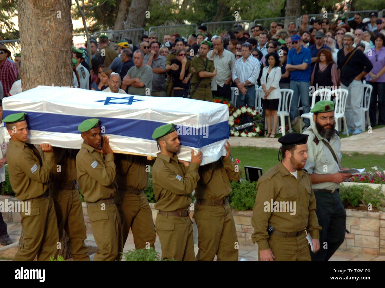 Israelische Soldaten tragen den Sarg von Nimrod Cohen in das Grab an seinem Begräbnis in der militärischen Abteilung des Mt. Herzl Friedhof am 13. Juli 2006 in Jerusalem. Cohen war einer der israelischen Soldaten durch die Hisbollah bewaffnete Banditen am 12. Juli 2006 ermordet. (UPI Foto/Joerg Waizmann) Stockfoto