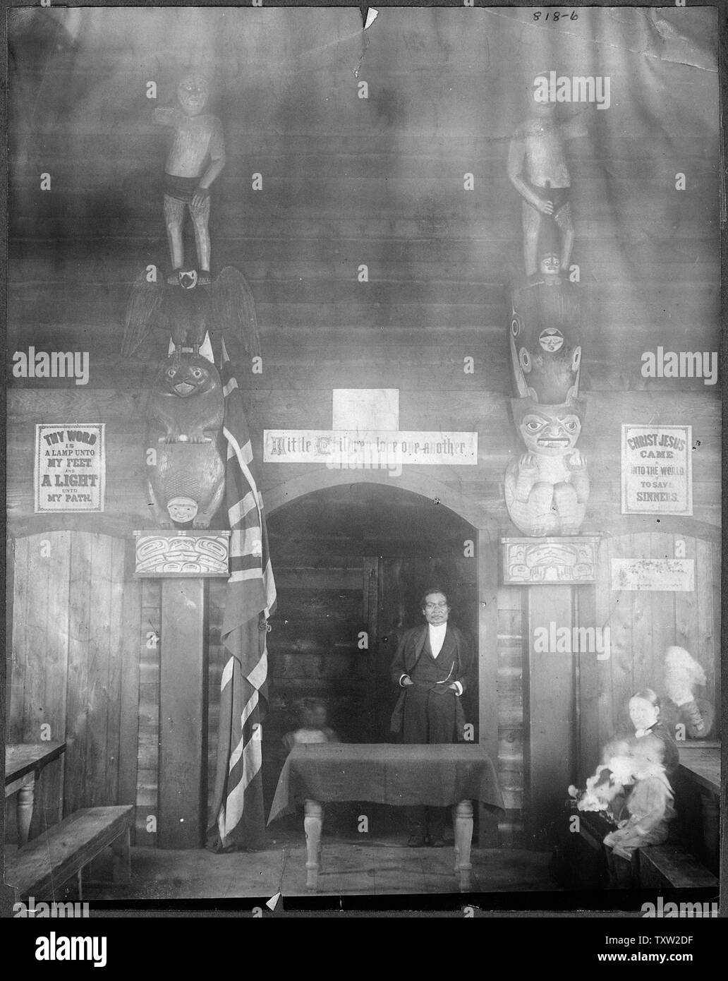Ein Tagungsraum mit religiösen und indischen Parolen an die Wände geschrieben.; Umfang und Inhalt: auf Unterlage: British Kolumbien - eine exzentrische Missionar, der versucht, die alten indischen Glaubensrichtungen zu kombinieren und das Christentum - - HSW. Stockfoto