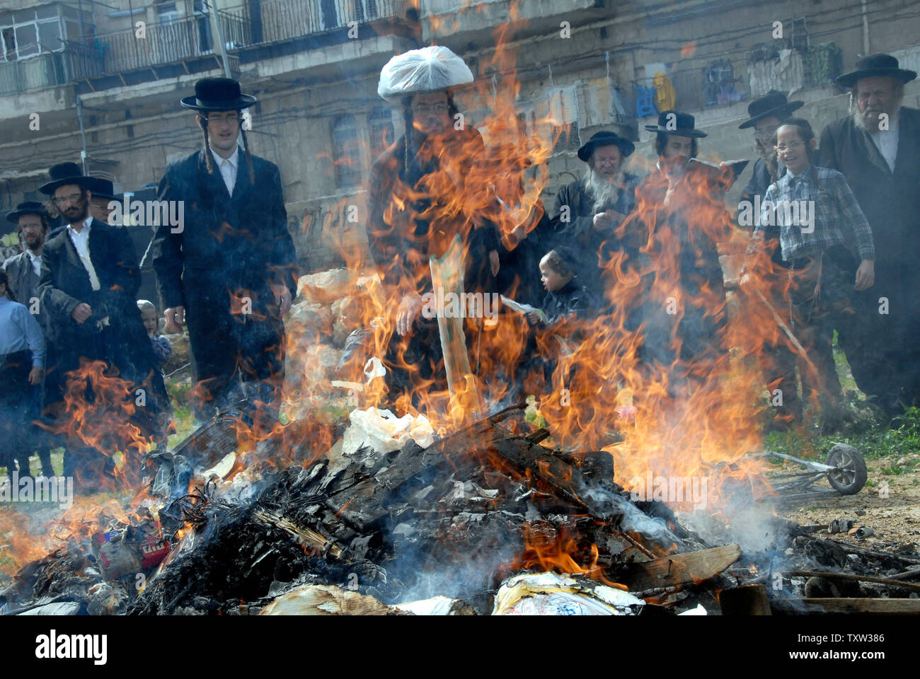 Ultra-orthodoxe Juden brennen gesäuerten Produkte vor Beginn des Passah Urlaub in Mea Shearim in Jerusalem, 2. April 2007. Religiöse Juden ist es verboten, gesäuertes Essen während der einwöchigen Urlaub das bei Sonnenuntergang heute abend beginnt und erinnert an die Israeliten Exodus aus Ägypten zu essen. (UPI Foto/Debbie Hill) Stockfoto