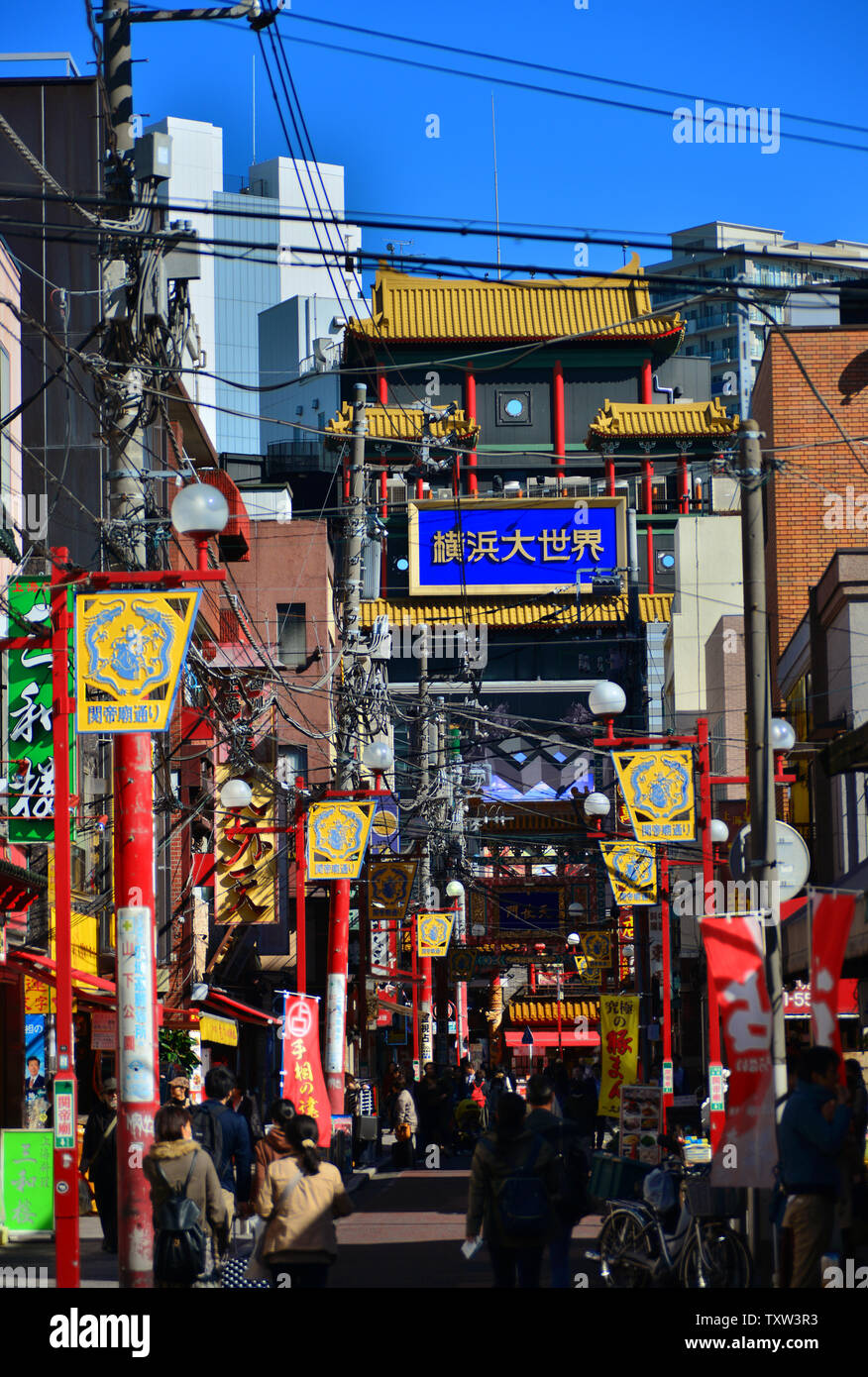 Blick auf den Yokohama Chinatown belebten Straßen. Die größte Chinatown in Japan und eine große Sehenswürdigkeit in der Stadt Stockfoto