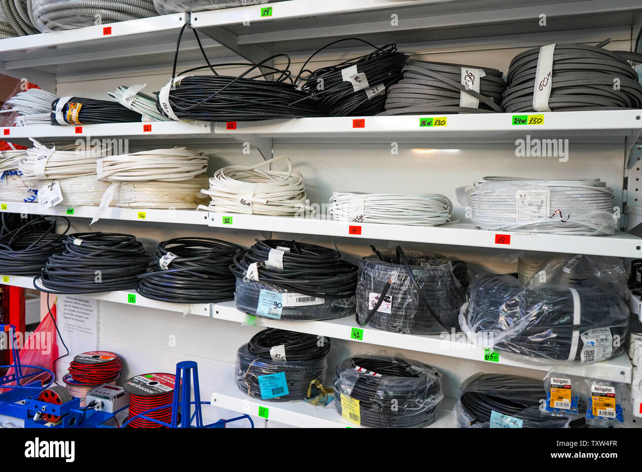 Tscheljabinsk, Russland - Juni 2019. Elektrofachmarkt. Rack mit Waren. Rollen von elektrischen Kabeln im Store. Kabel für Strom verkauft. Stockfoto