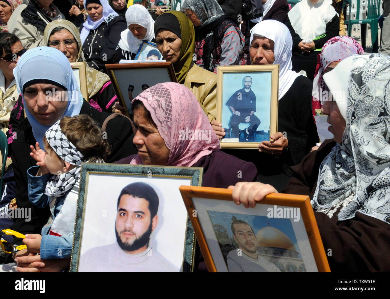 Palästinenser halten Fotos von Verwandten in israelischen Gefängnissen auf palästinensische Gefangene' Day bei Präsident Mahmoud Abbas' Hauptquartier in Ramallah, West Bank, 17. April 2008 statt. Präsident Mahmud Abbas sagt die Freilassung aller palästinensischen Gefangenen müssen Teil ein Friedensabkommen mit Israel. Mehr als 8.500 Palästinenser in israelischen Gefängnissen festgehalten. (UPI Foto/Debbie Hill) Stockfoto