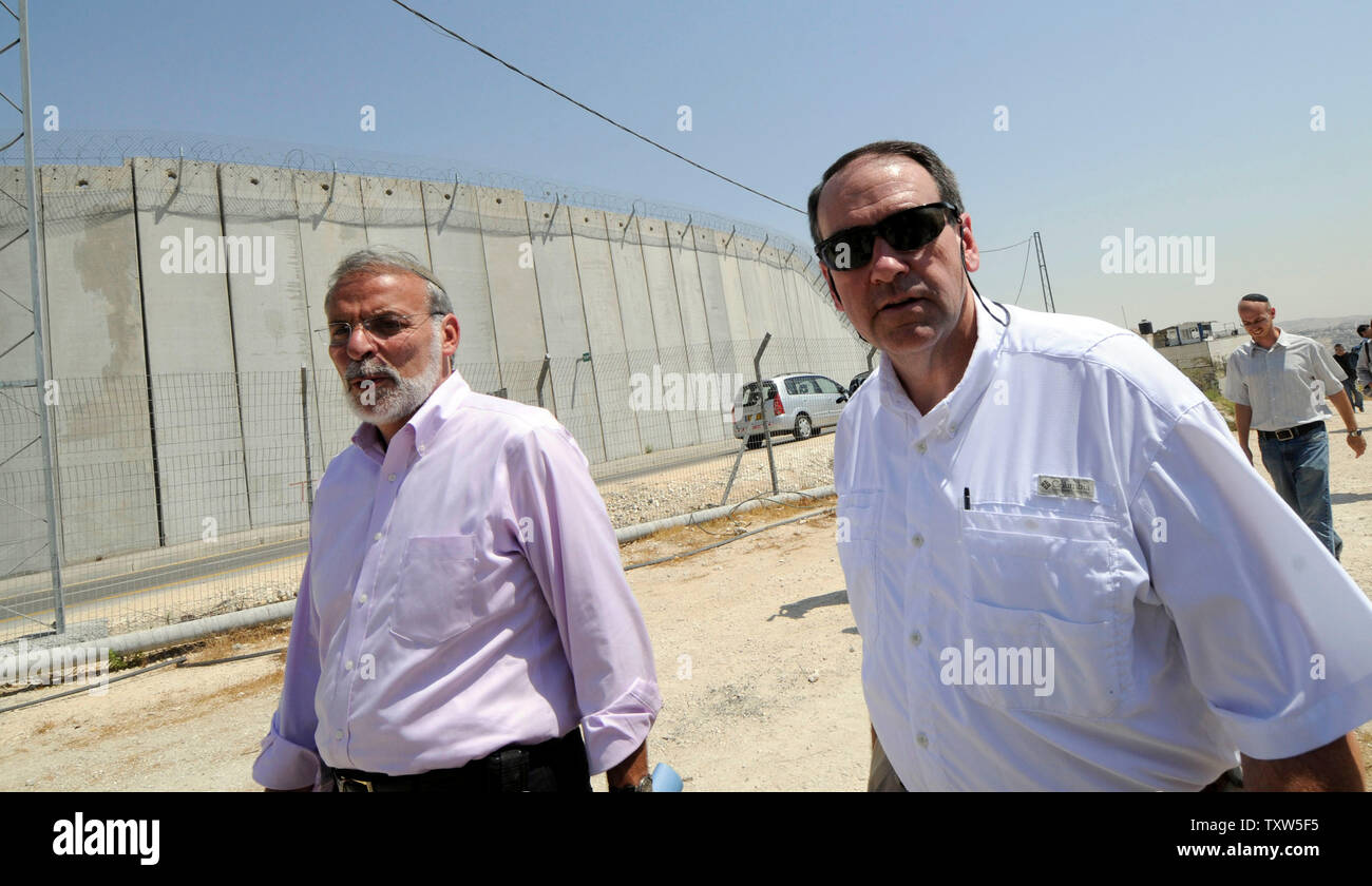 Der ehemalige Gouverneur von Arkansas, Mike Huckabee und ew York abgeordnet Dov Hikind eine jüdische Gehäuse Projekt verlassen in einem arabischen Viertel in Ost Jerusalem, 18. August 2008. Huckabee sagte republikanischer Kandidat John McCain hat ein besseres Verständnis für die Sicherheit Israels muss als seine Demokratischen Gegner. Er ist auf einem 48-Wirbelwind Tour in Israel gefördert von Ateret Cohanim, eine Gruppe, die arbeitet, Eigentum in Ost-Jerusalem zu erwerben und Juden dort niederlassen. (UPI Foto/Debbie Hill) Stockfoto