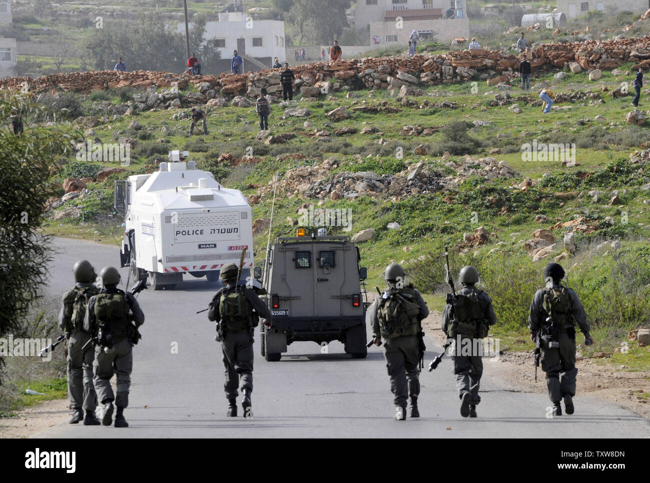 Israelische Grenzpolizisten konfrontieren palästinensische Demonstranten in der West Bank Dorf En Nabi Salih, 12. Februar 2010. Die Palästinenser sagen, die in der Nähe der israelischen Siedlung Halamish ihr Land und Wasser. UPI/Debbie Hill Stockfoto