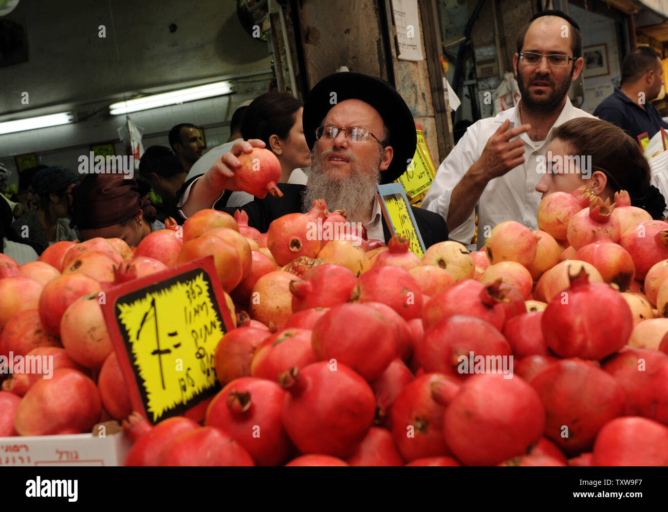 Israelis shop für Rosch Haschanah, das Jüdische Neue Jahr, im Mahane Yehuda Markt in Jerusalem, 7. September 2010. Rosch Haschanah beginnt bei Sonnenuntergang Mittwoch und letzten zwei Tage. Der israelische Ministerpräsident Benjamin Netanjahu sagte in seiner Rosch Haschanah Adresse, dass ein Friedensabkommen mit den Palästinensern auf die Sicherheit Israels und die Anerkennung Israels als jüdischen Staat beruhen wird. UPI/Debbie Hill Stockfoto