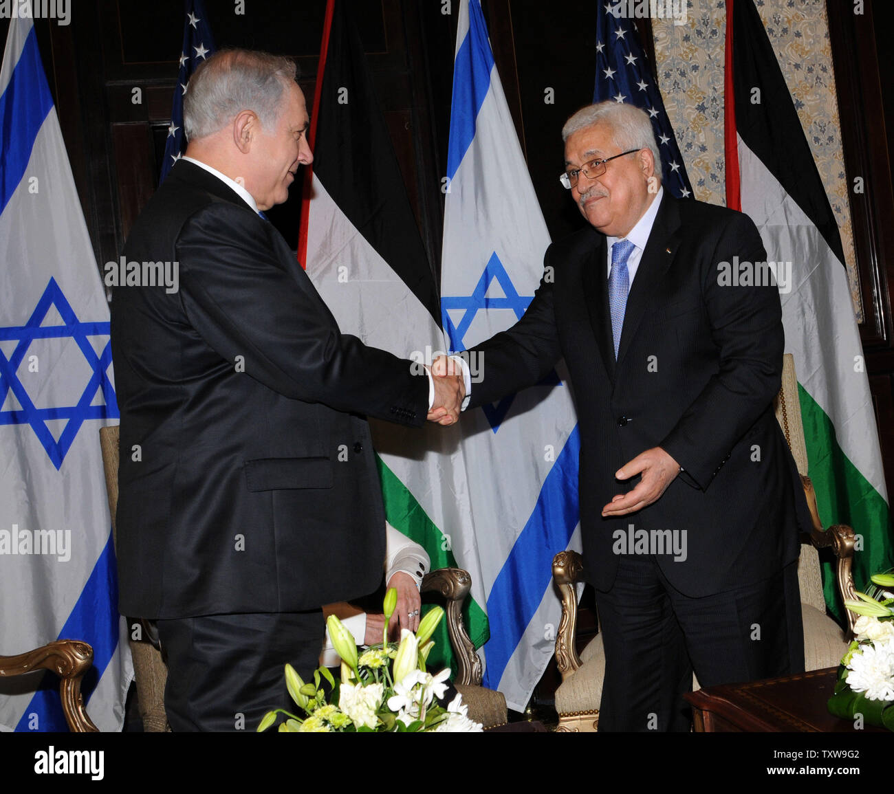 Der israelische Premierminister Benjamin Netanjahu und dem palästinensischen Präsidenten Mahmoud Abbas Hände schütteln vor der zweiten Runde der direkten Friedensgespräche in Sharm-el-Sheikh, Ägypten, 14. September 2010. Der ägyptische Präsident Hosni Mubarak ist Hosting US-Außenministerin Hillary Clinton, der israelische Premierminister Benjamin Netanjahu und dem palästinensischen Präsidenten Mahmoud Abbas im Sinai Resort Stadt für Friedensverhandlungen. UPI/Debbie Hill Stockfoto