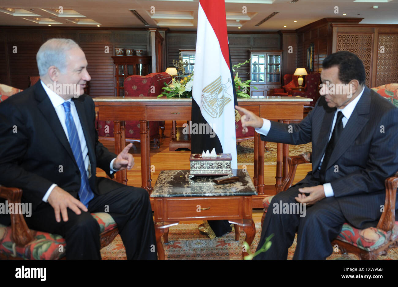 Der israelische Premierminister Benjamin Netanjahu Gespräche mit dem ägyptischen Präsidenten Hosni Mubarak während direkter Friedensgespräche in Sharm-el-Sheikh, Ägypten, 14. September 2010. UPI/Moshe Milner/GPO Stockfoto