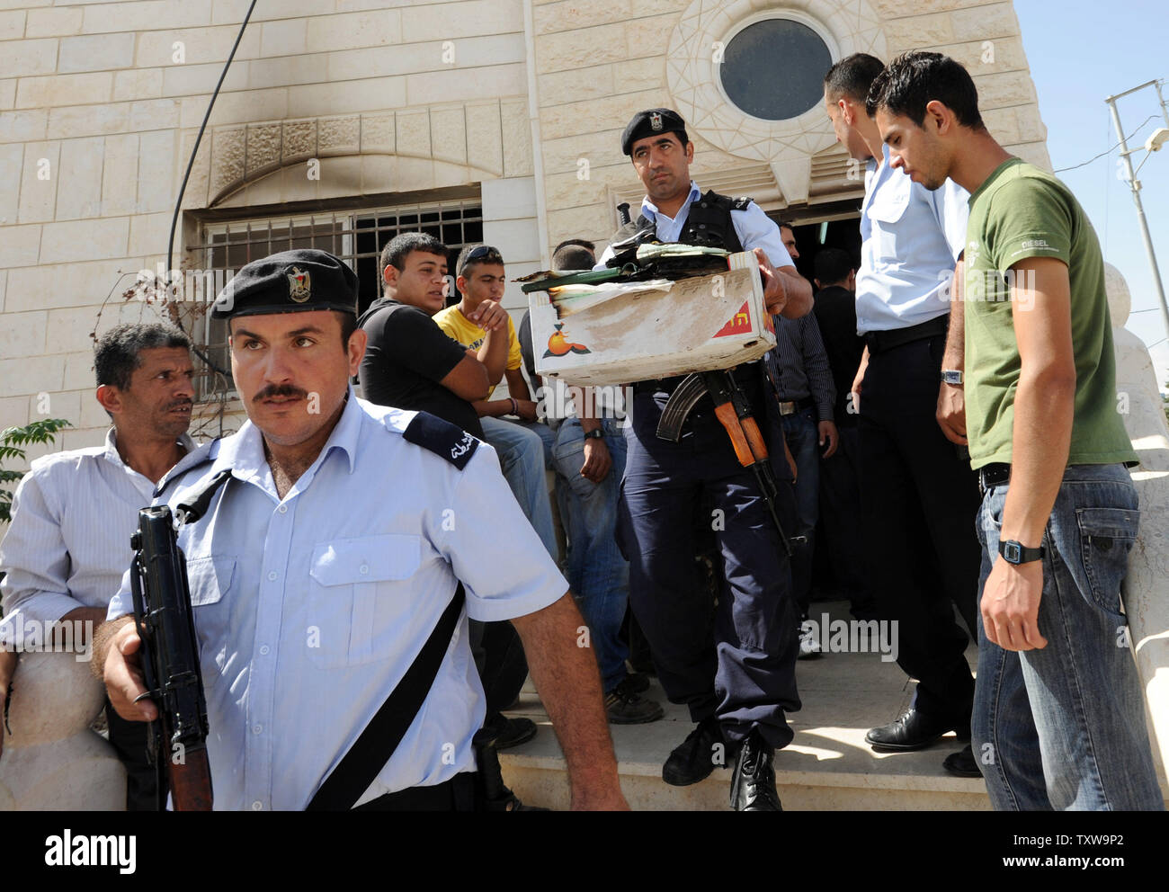 Der palästinensischen Polizei tragen eine Box von verbrannten Koran Bücher aus dem in Brand gesteckt und verwüstet Propheten Moschee in Beit Fajjar, nördlich von Hebron im Westjordanland, 4. Oktober 2010, 2010. Palästinensische Quellen sagten, dass die jüdischen Siedler die Moschee eingegeben und torched die Moschee, Koran Bücher, Gebet Teppiche und Links hebräischen Graffiti mit Slogans gegen Araber, Muslime und Mohammad an den Wänden. UPI/Debbie Hill Stockfoto