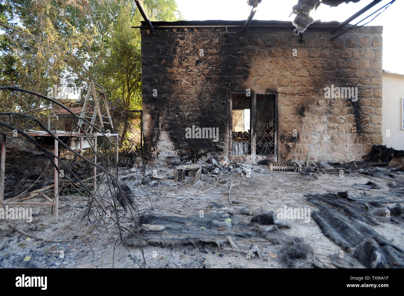 Die Schale von einem Haus von Waldbränden in Ein Hod, Dorf der Künstler verbrannt, im Karmel Berge im Norden Israels. Mehr als 17.000 Einwohner wurden evakuiert und 42 im schlimmsten Waldbrand in der Geschichte Israels getötet. UPI/Debbie Hill Stockfoto