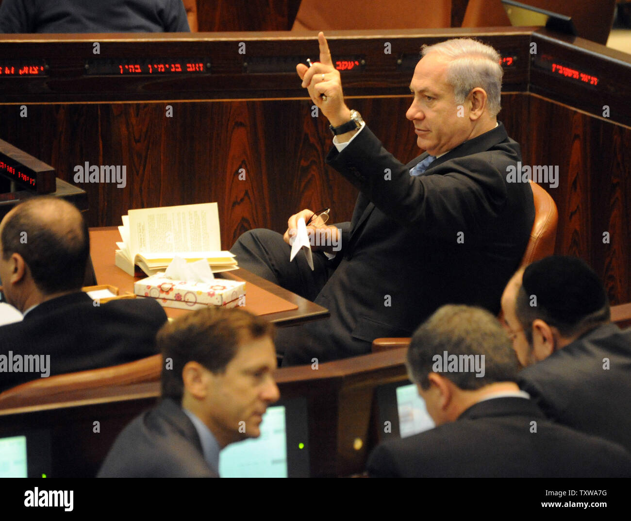 Der israelische Premierminister Benjamin Netanjahu stimmen während einer Sitzung in der Knesset, dem israelischen Parlament, für den Haushalt 2011, in Jerusalem, 29. Dezember 2010. UPI/Debbie Hill Stockfoto