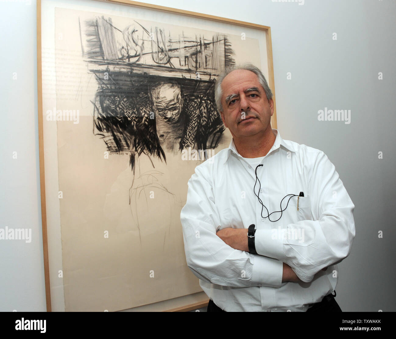 Südafrikanische Künstler William Kentridge posiert für ein Foto vor einer Kohlezeichnung in seiner großen Ausstellung im Israel Museum in Jerusalem, 6. März 2011. Kentridges große Ausstellung untersucht die politischen und sozialen Konflikte auf der ganzen Welt. UPI/Debbie Hill Stockfoto