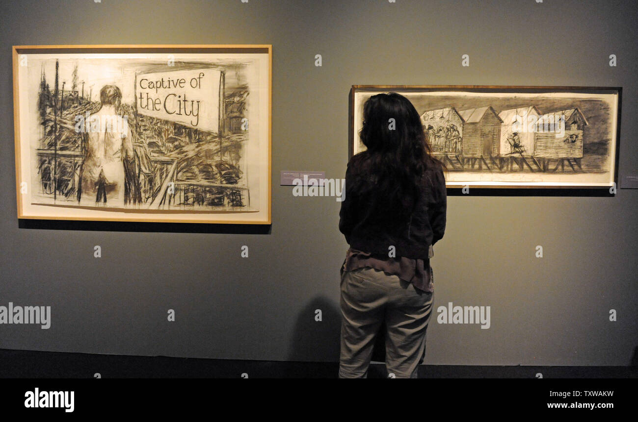Eine Frau steht vor Zeichnungen von Südafrikanischen zeitgenössische Künstler William Kentridge in seiner großen Ausstellung im Israel Museum in Jerusalem, 6. März 2011. Kentridges große Ausstellung untersucht die politischen und sozialen Konflikte auf der ganzen Welt. UPI/Debbie Hill Stockfoto
