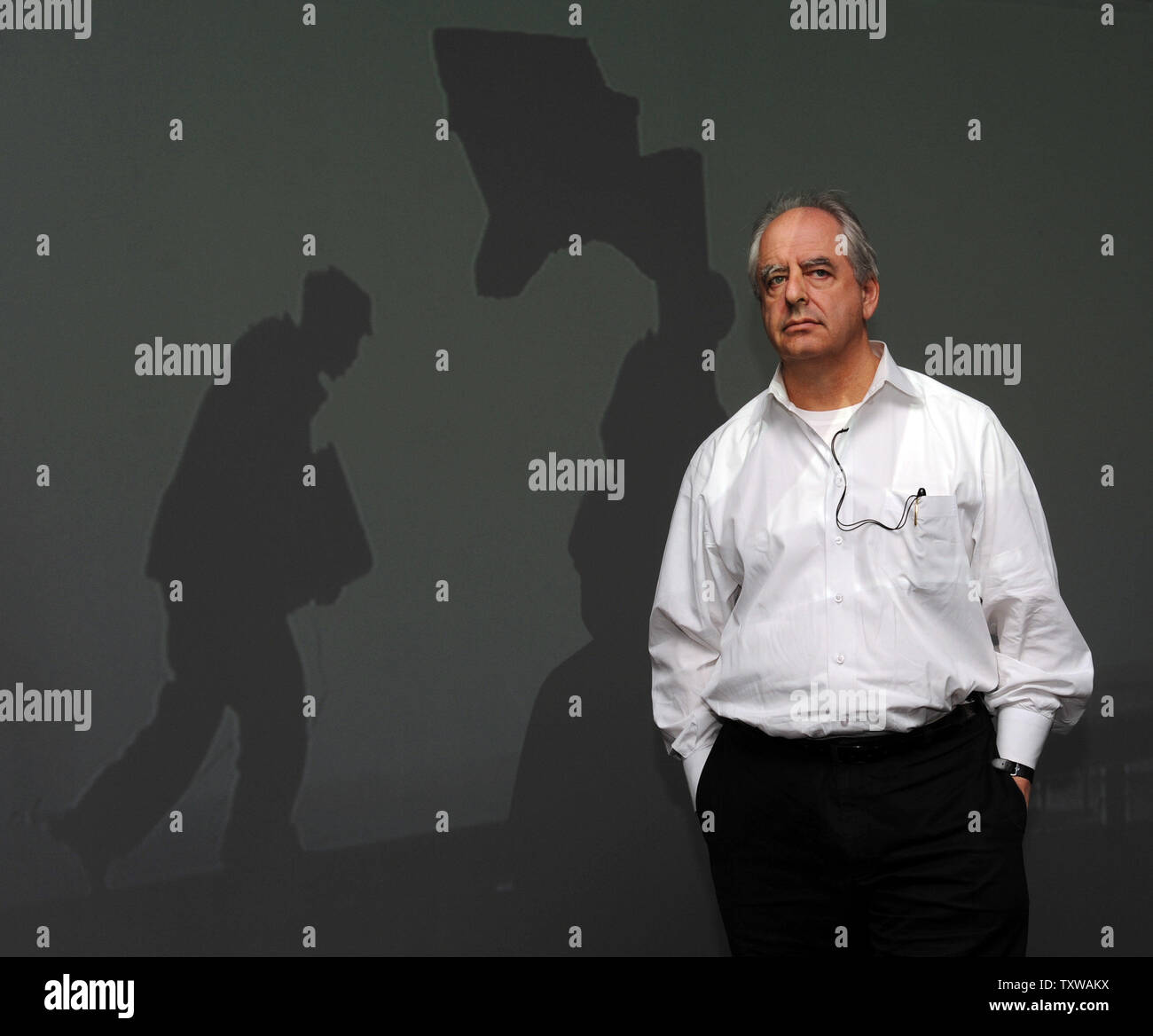 Südafrikanische Künstler William Kentridge posiert für ein Foto in seiner großen Ausstellung im Israel Museum in Jerusalem, 6. März 2011. Kentridges große Ausstellung untersucht die politischen und sozialen Konflikte auf der ganzen Welt. UPI/Debbie Hill Stockfoto