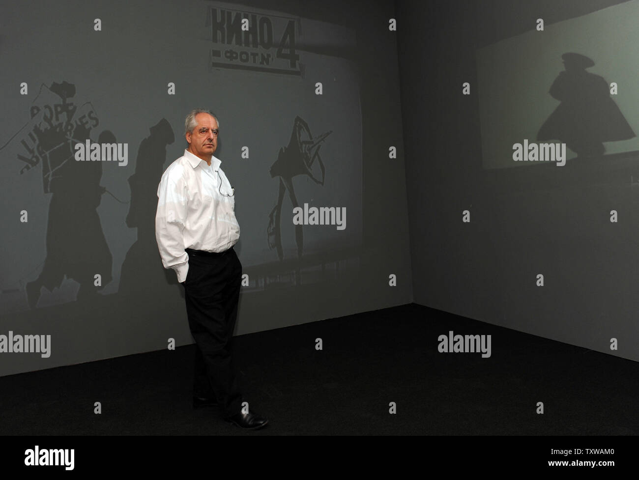Südafrikanische Künstler William Kentridge posiert für ein Foto in seiner großen Ausstellung im Israel Museum in Jerusalem, 6. März 2011. Kentridges große Ausstellung untersucht die politischen und sozialen Konflikte auf der ganzen Welt. UPI/Debbie Hill Stockfoto