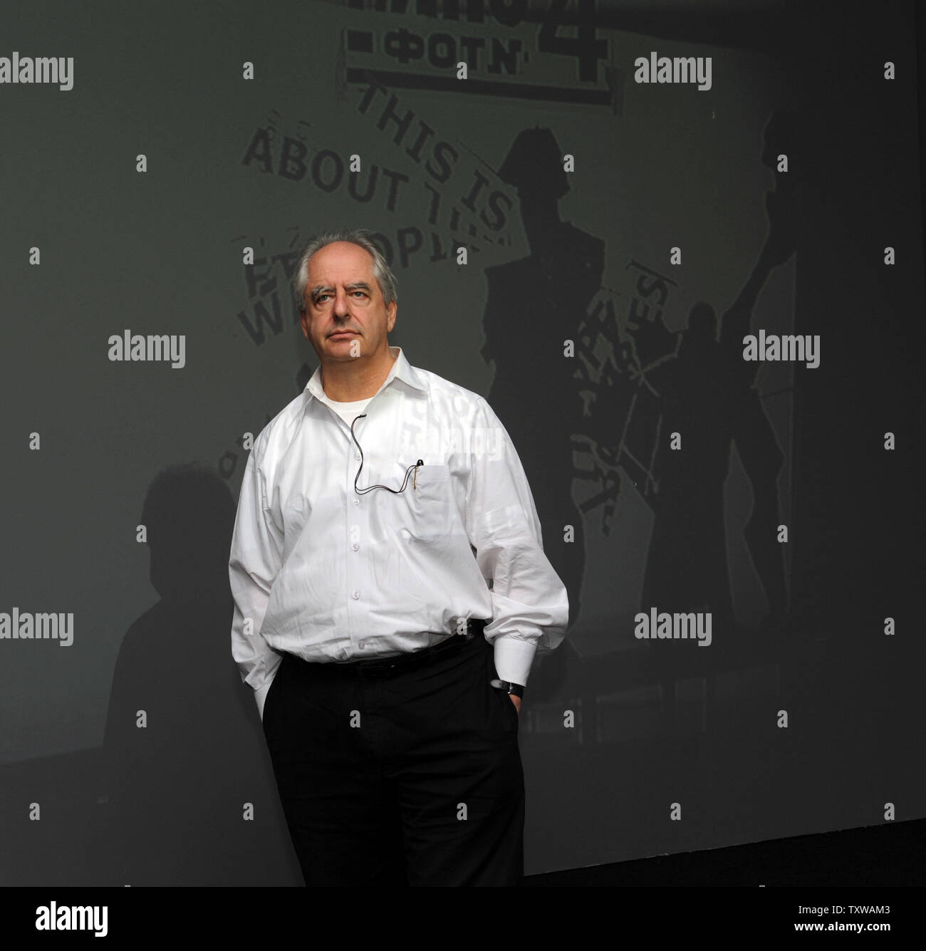 Südafrikanische Künstler William Kentridge posiert für ein Foto in seiner großen Ausstellung im Israel Museum in Jerusalem, 6. März 2011. Kentridges große Ausstellung untersucht die politischen und sozialen Konflikte auf der ganzen Welt. UPI/Debbie Hill Stockfoto