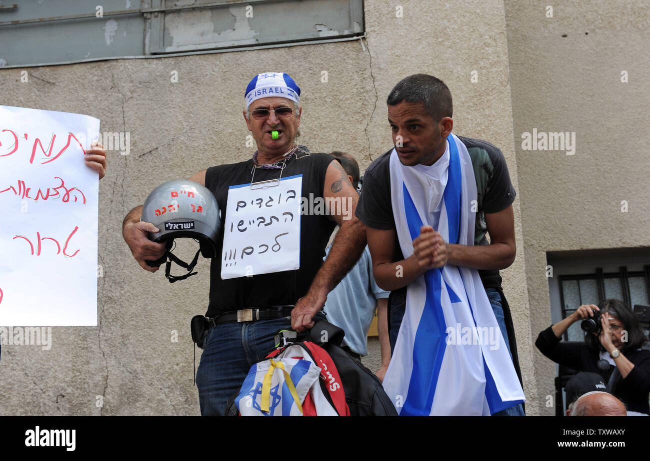 Israelischen rechten Demonstranten schreien 'Verräter' auf israelische Intellektuelle und Künstler bei einer Rallye ihre Unterstützung für die Erklärung eines palästinensischen Staates anzukündigen, entlang der Grenzen von 1967, in Tel Aviv, Israel, 21. April 2011. Die Rallye war außerhalb der Israelischen Halle der Unabhängigkeit, in denen Israels erster Ministerpräsident David Ben Gurion Israels Unabhängigkeitserklärung lesen statt. UPI/Debbie Hill Stockfoto