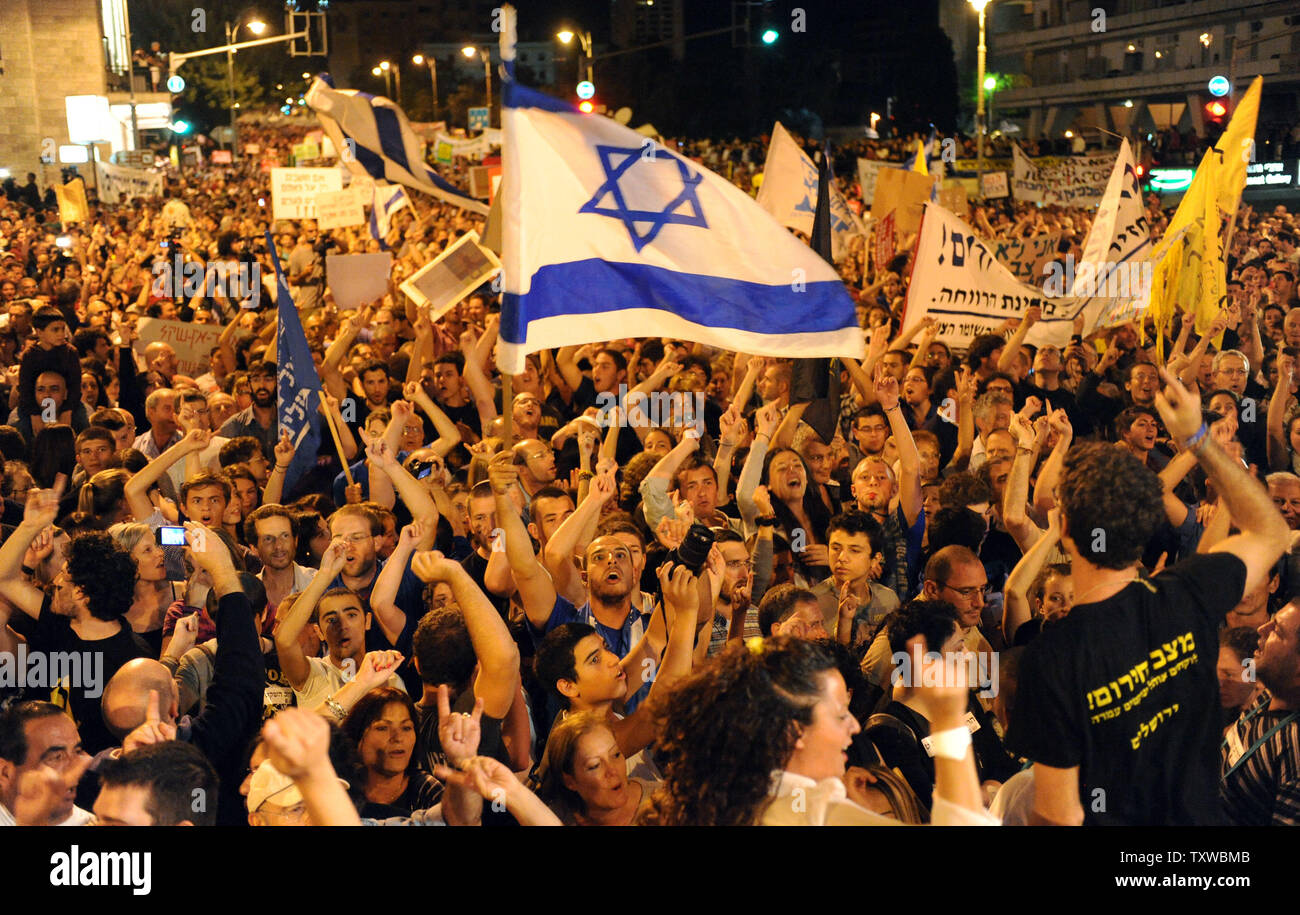Israelis sammeln im Zentrum von Jerusalem, 3. September 2011, gegen die steigende Immobilienpreise und den sozialen Ungleichheiten in den jüdischen Staat zu protestieren. Mehr als 400.000 Israelis in großen israelischen Städte demonstriert den Aufruf für wirtschaftliche Reformen. UPI/Debbie Hill Stockfoto
