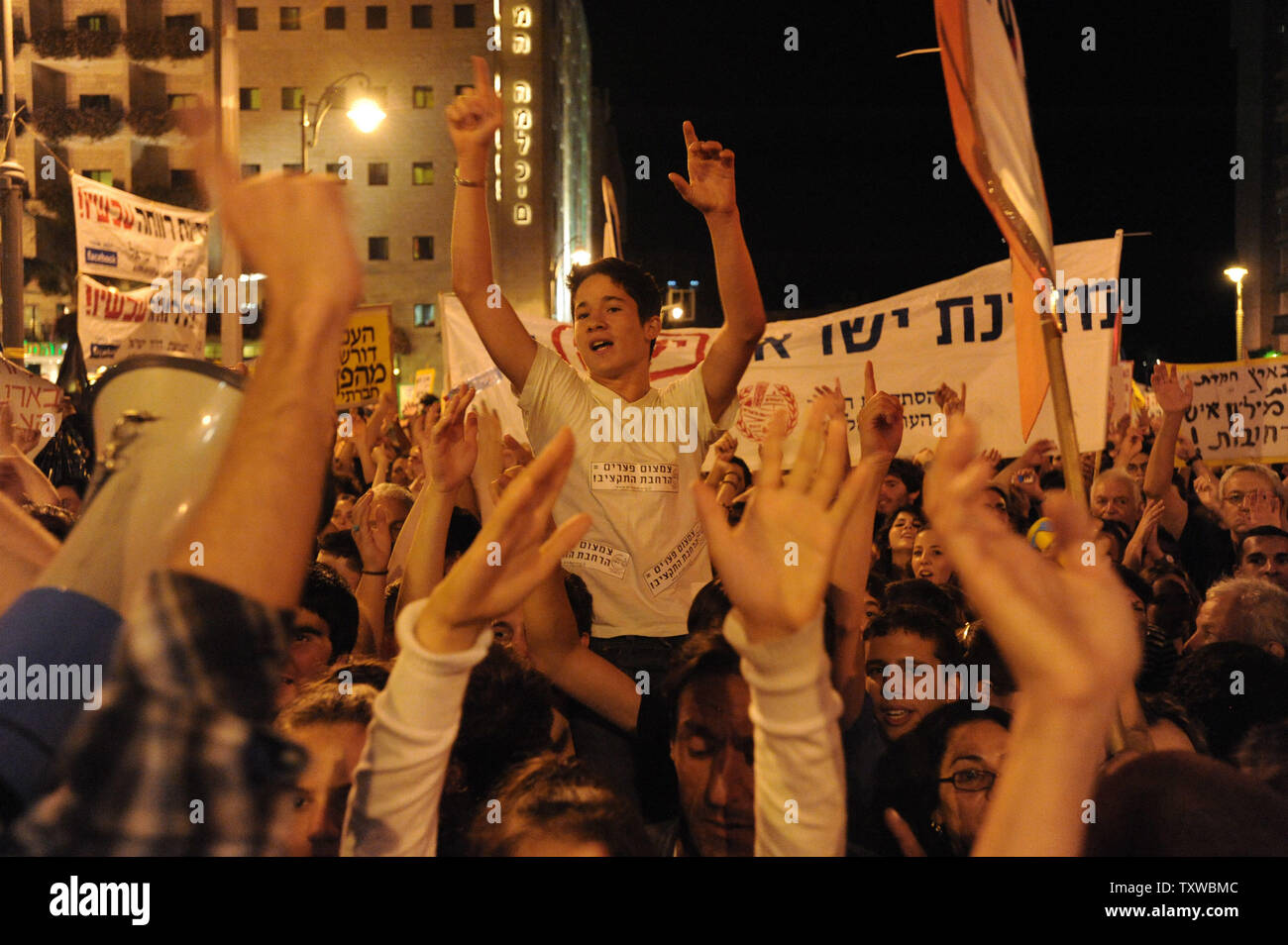 Israelis Gesang während einer Demonstration im Zentrum von Jerusalem, 3. September 2011, gegen die steigende Immobilienpreise und den sozialen Ungleichheiten in den jüdischen Staat zu protestieren. Mehr als 400.000 Israelis in großen israelischen Städte demonstriert den Aufruf für wirtschaftliche Reformen. UPI/Debbie Hill Stockfoto