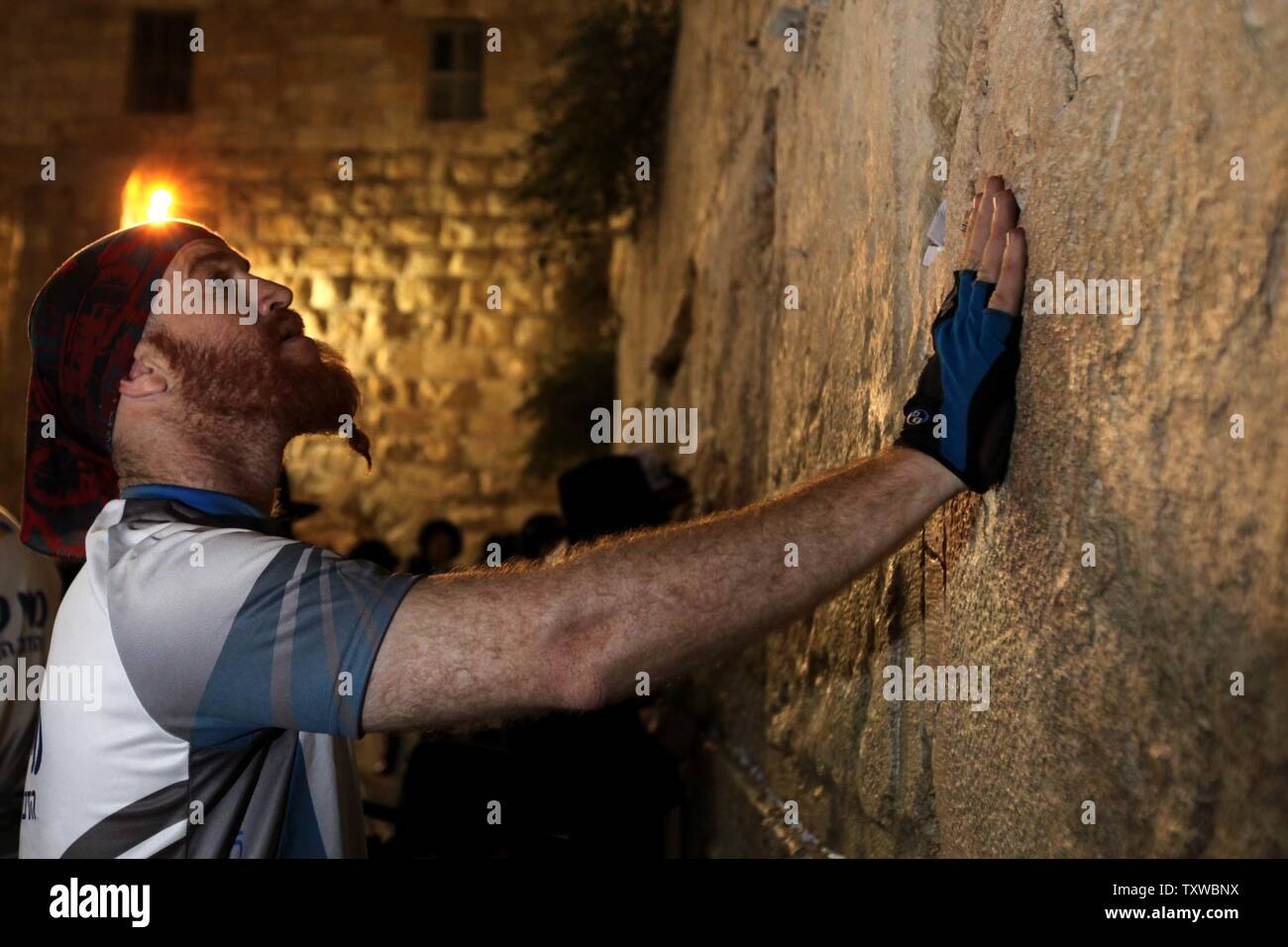 Israelische Roi Sadan führt seine Reise um die Welt auf seinem Fahrrad an der Klagemauer in Jerusalem am 15. September 2011. Es dauerte mehr als vier Jahre, um durch 42 Länder und 66.000 km (42.000 Meilen). Er Spitznamen sein Fahrrad "Emuna" (Glaube) und sagte, dass er als Bote der Brüderlichkeit und des Friedens für die ganze Welt. UPI Stockfoto