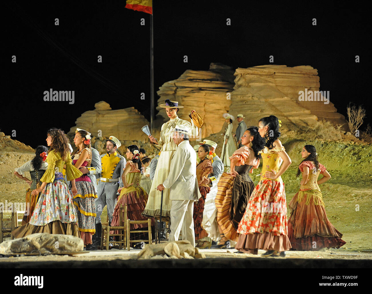 Der israelische Oper hält eine Generalprobe vor der Eröffnung der israelischen Oper Festival 2012 von Geroges Bizet's Carmen am Fuße der Festung Masada, Israel, 5. Juni 2012. Mehr als 400 Sängerinnen und Sänger, Schauspieler, Tänzer und Musiker beteiligen sich an der Produktion von Carmen auf einer speziellen Bühne auf der Fläche der Wüste gebaut. Masada ist die Website während der ersten Jewish-Roman Krieg, wo die Belagerung von Masada durch Truppen des Römischen Reiches zu den geplanten Massenselbstmord der von jüdischen Rebellen geführt. UPI/Debbie Hill Stockfoto