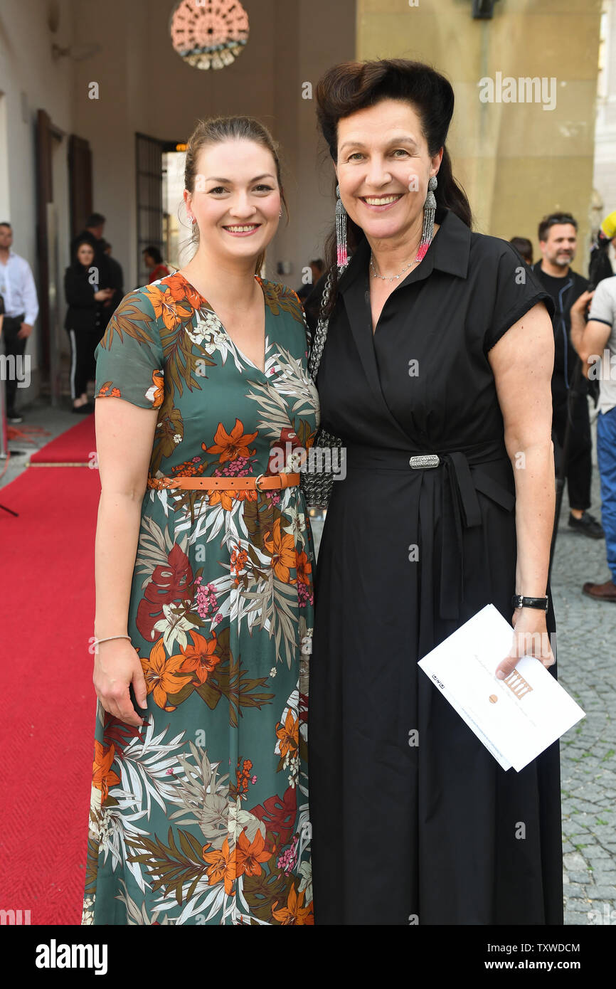 München, Deutschland. 25. Juni 2019. Judith Gerlach (L-R), Bayerische digitale Minister und Bettina Reitz, Präsident der Hochschule für Fernsehen und Film (HFF) an der Verleihung des Friedenspreises des Deutschen Films kommen-Brücke ins Cuvilliés Theater sterben. Quelle: Tobias Hase/dpa/Alamy leben Nachrichten Stockfoto