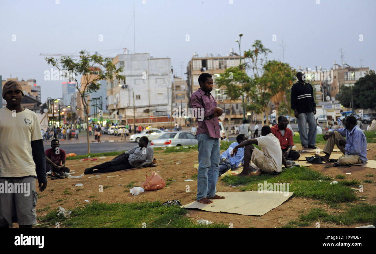Ein Moslem afrikanischen Migranten betet in Levinsky Park im Süden von Tel Aviv, Israel, 16. Juni 2012. Israel hat begonnen der Verhaftung von afrikanischen Migranten nach einem Jerusalemer Gericht entschieden, dass Israel Süd sudanesischen Staatsangehörigen ausweisen können. Israel ist eine große Haftanstalt und Zeltstadt der afrikanischen Migranten zu halten und die Errichtung einer Mauer entlang der israelisch-ägyptischen Grenze die Afrikaner auf Israel zu stoppen. UPI/Debbie Hill Stockfoto