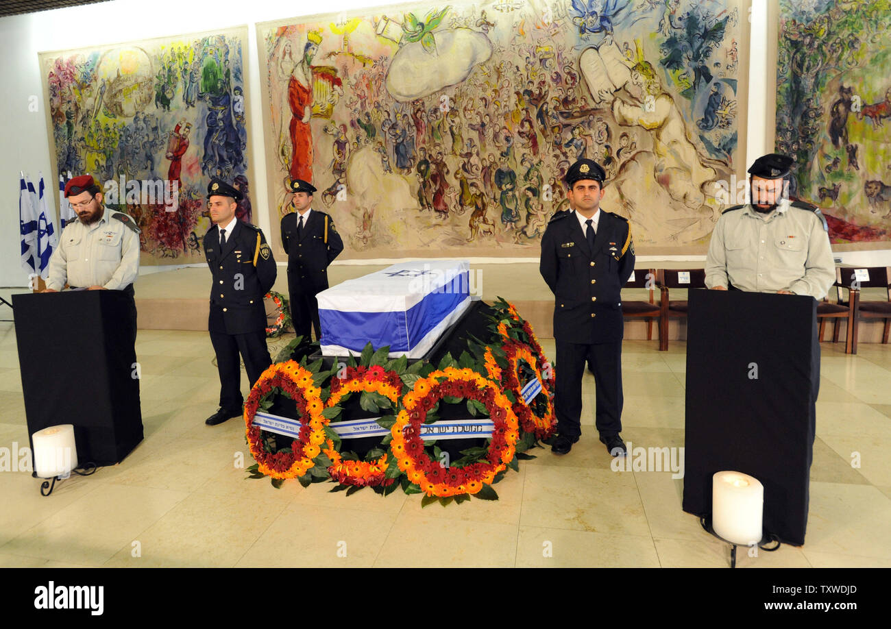 Der Sarg des ehemaligen israelischen Ministerpräsidenten Yitzhak Shamir liegt-in-Zustand in der Chagall Halle in der Knesset, dem israelischen Parlament, in Jerusalem, 2. Juli 2012. Shamir, eine militante gegen die britische Herrschaft in der Pre-Periode, war ein Likud Partei, und in der siebenten Premierminister. Und er richtete Israel durch die erste "Intifada", oder palästinensischen Aufstand, und dem Golfkrieg, da Israel Hit mit Scud-raketen von Saddam Husseins Irak abgefeuert. Shamir starb im Alter von 96 und werden an der Mt. Herzl Friedhof in Jerusalem. UPI/Debbie Hill Stockfoto