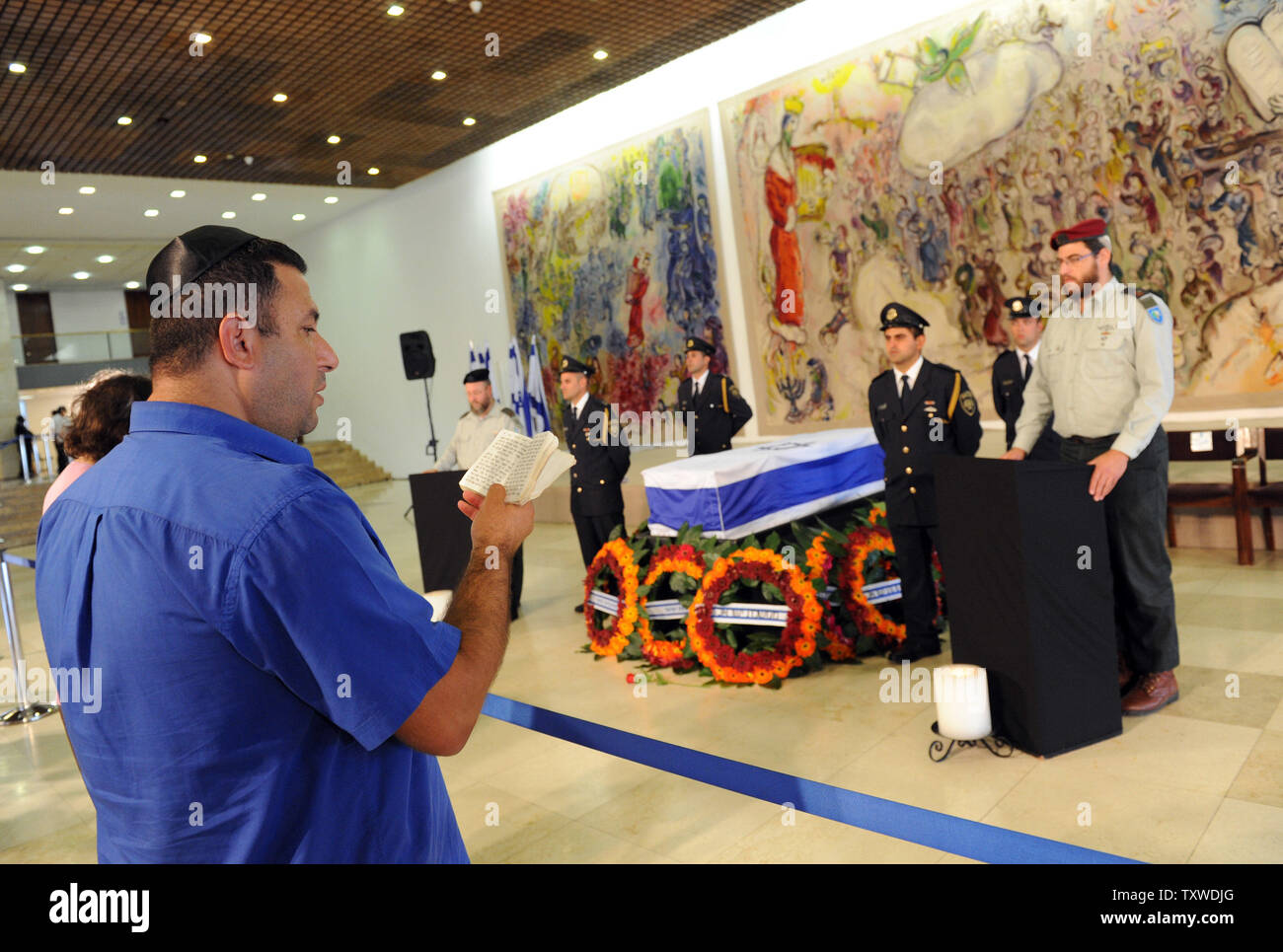 Ein israelischer betet vor dem Sarg des ehemaligen israelischen Ministerpräsidenten Yitzhak Shamir, wie er liegt-in-Zustand in der Chagall Halle in der Knesset, dem israelischen Parlament, in Jerusalem, 2. Juli 2012. Shamir, eine militante gegen die britische Herrschaft in der Pre-Periode, war ein Likud Partei, und in der siebenten Premierminister. Und er richtete Israel durch die erste "Intifada", oder palästinensischen Aufstand, und dem Golfkrieg, da Israel Hit mit Scud-raketen von Saddam Husseins Irak abgefeuert. Shamir starb im Alter von 96 und werden an der Mt. Herzl Friedhof in Jerusalem. UPI/Debbie Hill Stockfoto