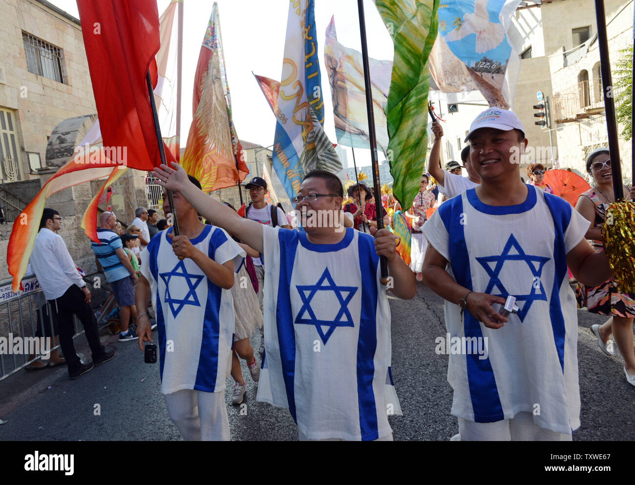 Pro-Israel Christen wave, die Israelis wie Sie in der jährlichen Jerusalem Parade während der Sukkot Urlaub, oder Fest der Tablernacles, im Zentrum von Jerusalem, Israel, 4. Oktober 2012. Mehr als 5.000 Christen aus über 100 Ländern strömten nach Jerusalem, am Fest der Laubhütten Urlaub ihre Unterstützung für Israel und das jüdische Volk, an einer Veranstaltung der Internationalen Christlichen Botschaft in Jerusalem gefördert zu zeigen. UPI/Debbie Hill Stockfoto