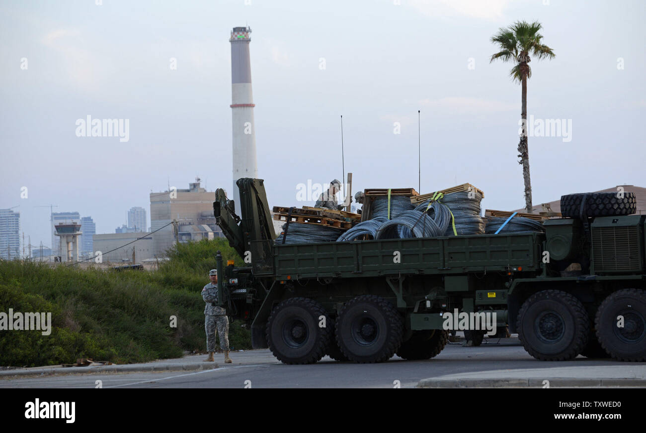 US-Soldaten sammeln Spulen von Stacheldraht umgeben, die ihre Patriot anti-missile System in der Nähe von einem Strand nördlich von Tel Aviv, Israel, 24. Oktober 2012. Die gemeinsame militärische Verteidigung Übung namens "strenge Herausforderung 21' ist das größte seiner Art mit 3.000 amerikanischen Soldaten Beitritt 1000 israelischen Soldaten im Feld. UPI/Debbie Hill Stockfoto