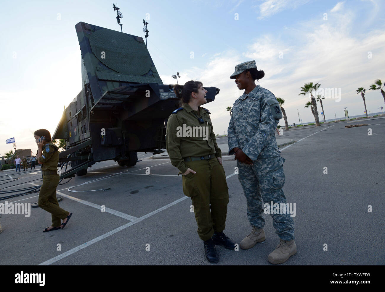 Ein israelischer Soldat lacht mit ein US-Soldat vor dem Radar Schutz einer Patriot Anti-Missile Systems während einer Pressekonferenz in der Nähe von einem Strand nördlich von Tel Aviv, Israel, 24. Oktober 2012. Die gemeinsame militärische Verteidigung Übung namens "strenge Herausforderung 21' ist das größte seiner Art mit 3.000 amerikanischen Soldaten Beitritt 1000 israelischen Soldaten im Feld. UPI/Debbie Hill Stockfoto