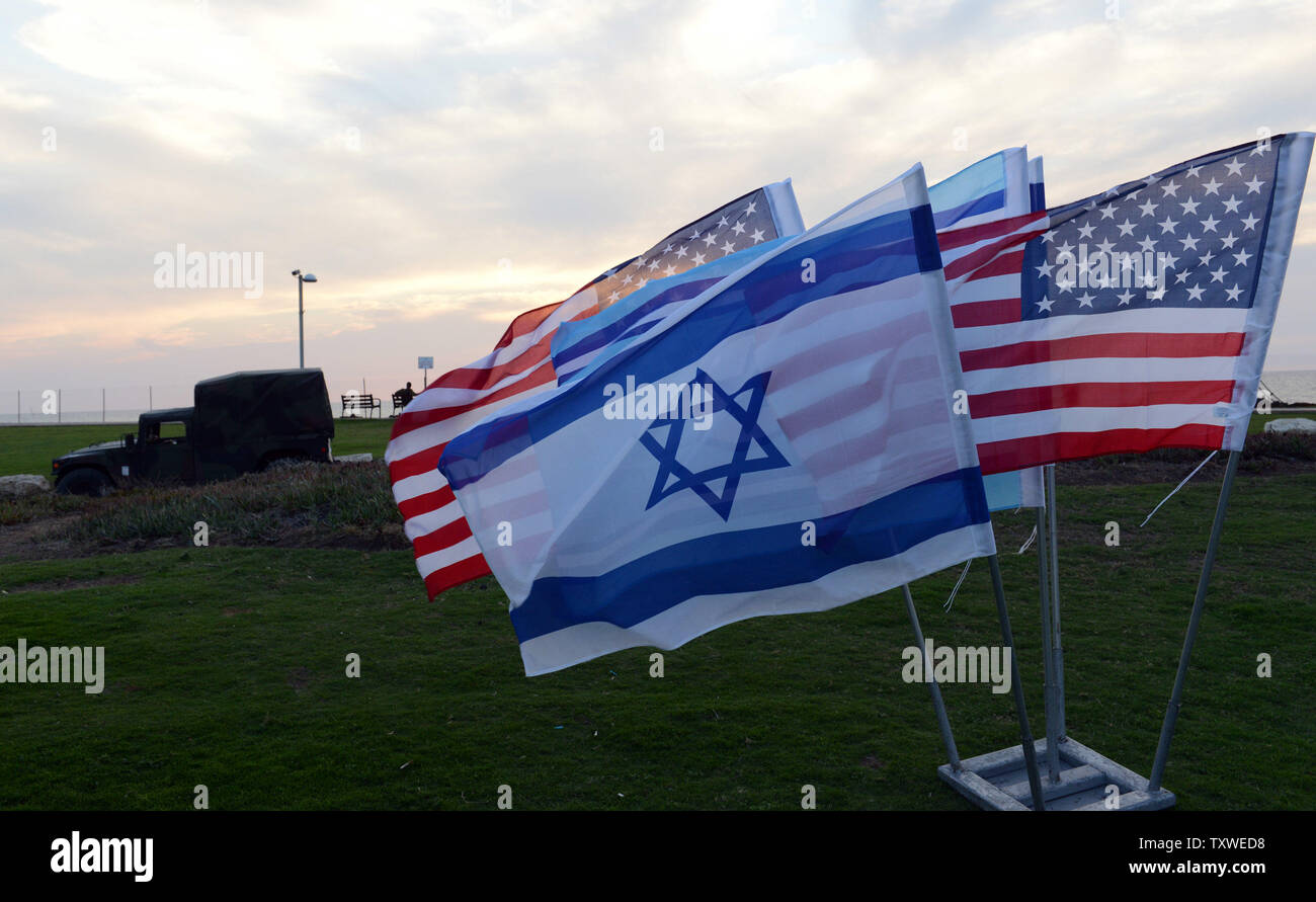 Eine Armee Jeep steht hinter israelische und amerikanische Flaggen während einer Pressekonferenz für die Patriot anti-missile System in der Nähe von einem Strand nördlich von Tel Aviv, Israel, 24. Oktober 2012. Die gemeinsame militärische Verteidigung Übung namens "strenge Herausforderung 21' ist das größte seiner Art mit 3.000 amerikanischen Soldaten Beitritt 1000 israelischen Soldaten im Feld. UPI/Debbie Hill Stockfoto