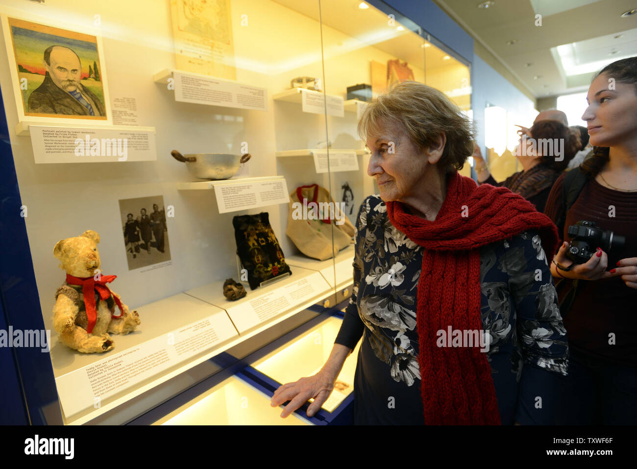 Holocaust Survivor Stella Knobel, 80, sieht einen Teddybär sie auf die "Sammlung der Fragmente" Ausstellung in der Gedenkstätte Yad Vashem Holocaust Museum in Jerusalem zum Internationalen Holocaust Gedenktag, 27. Januar 2013 gespendet. Die Ausstellung zeigt persönliche Gegenstände, die aus dem Holocaust zu sammeln. Die Yad Vashem Holocaust Museum erinnert an die sechs Millionen Juden durch die Nazis während des Zweiten Weltkrieges getötet UPI/Debbie Hill. Stockfoto