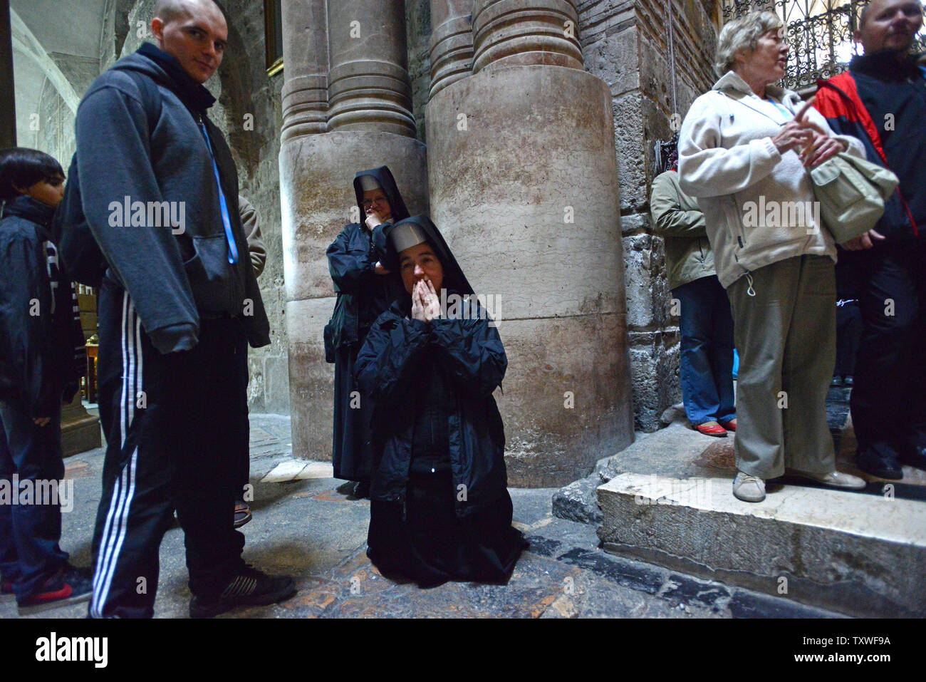 Nonnen Beten in der Kirche des Heiligen Grabes in der Altstadt von Jerusalem am Aschermittwoch, 13. Februar 2013. Aschermittwoch ist der erste Tag der Fastenzeit in der westlichen christlichen Kalender und fällt 46 Tage vor Ostern. Asche aus der Verbrennung von Palm Zweigen der früheren Palm Sonntag versammelt und auf der Stirn oder Köpfe der Christen auf Aschermittwoch gelegt. Die Asche ist ein Zeichen der Trauer und Reue zu Gott und markiert die 40 Tage des Gebets und des Fastens vor Ostersonntag. UPI/Debbie Hill. Stockfoto