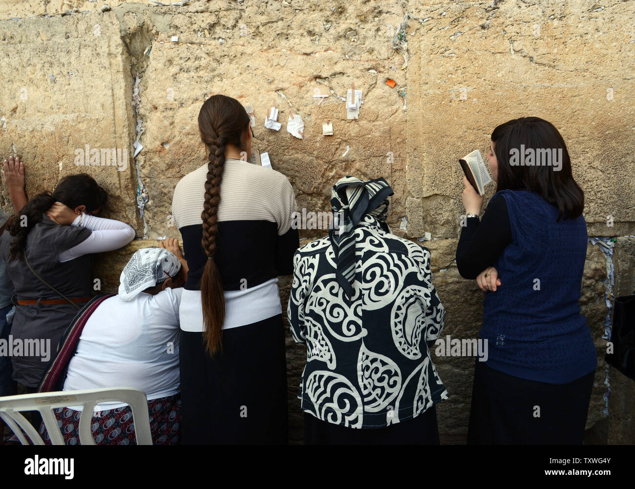 Jüdische Frauen beten vor dem Gebet Hinweise an der westlichen Wand geklebt, heiligsten Ort des Judentums, in Jerusalem, Israel, 9. Juni 2013. Mehr als 300 Frauen aus Frauen der Mauer gebetet hinter einer Barriere an der westlichen Mauer als Grenze Polizei verhindert ultra-orthodoxe Männer von ihnen erreichen, während sie Tefillin und Gebet Schals trug den ersten Tag des jüdischen Monats Tamuz zu feiern. Frauen der Wand haben für die Religionsfreiheit und die Rechte der Frauen an der westlichen Mauer seit mehr als 25 Jahren gekämpft. UPI/Debbie Hill Stockfoto