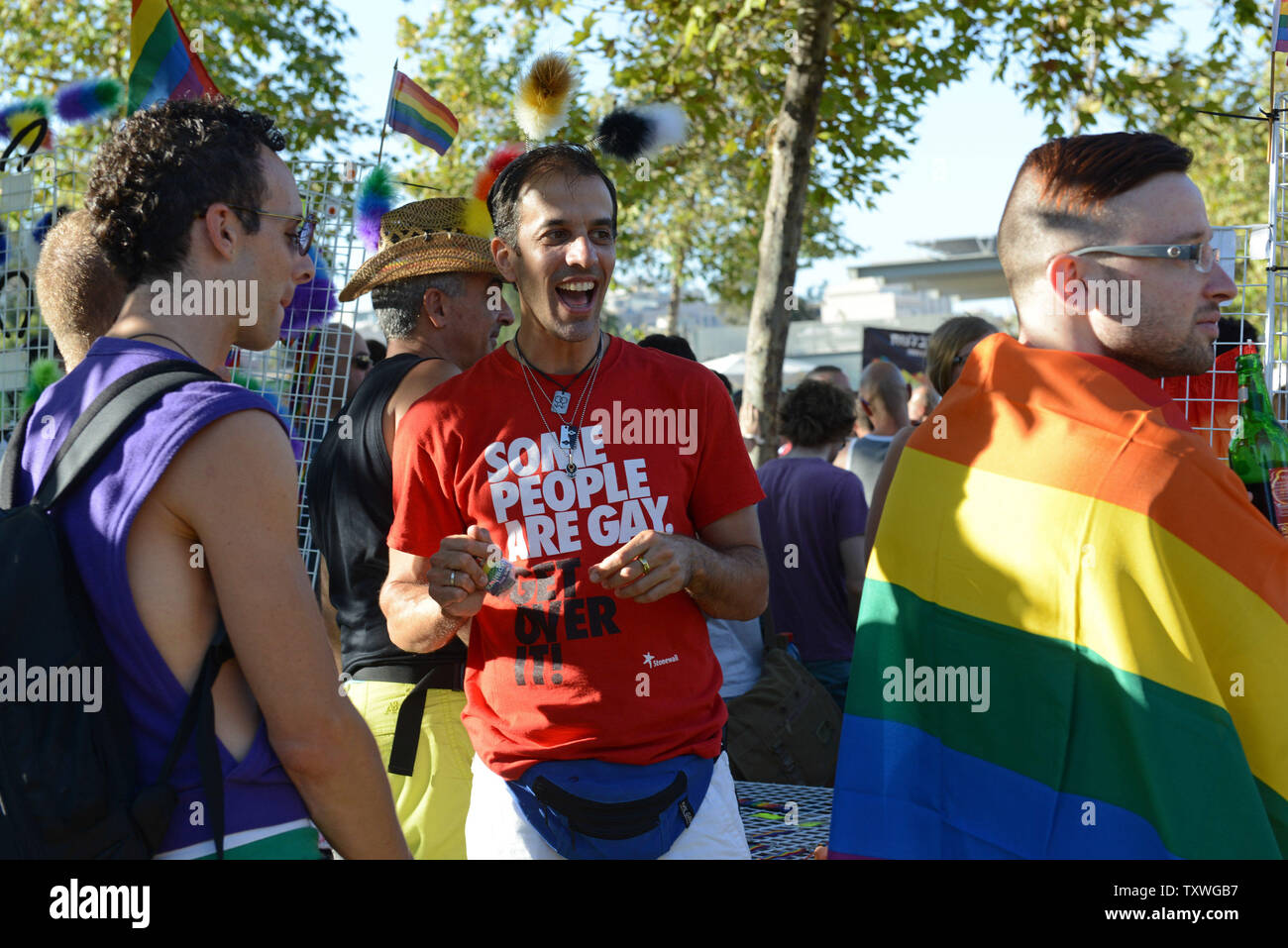 Ein gay Israelischen trägt ein T-Shirt: "Einige Menschen sind schwul, über It', bei einer Versammlung vor der jährlichen Gay Pride Parade in Jerusalem, Israel, 1. August 2013. Die Polizei nahm eine Ultra-Mann für das Werfen von stinkbomben an die Demonstranten. UPI/Debbie Hill Stockfoto